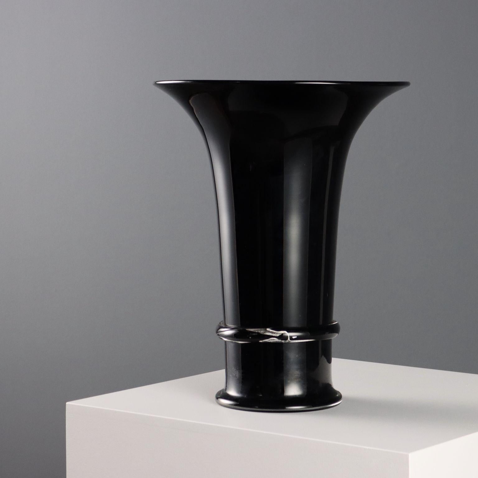 Vaso a tromba in vetro nero, manifattura Seguso Vetri d'Arte. Sotto la base firma a punta della manifattura e sul bordo etichetta adesiva.