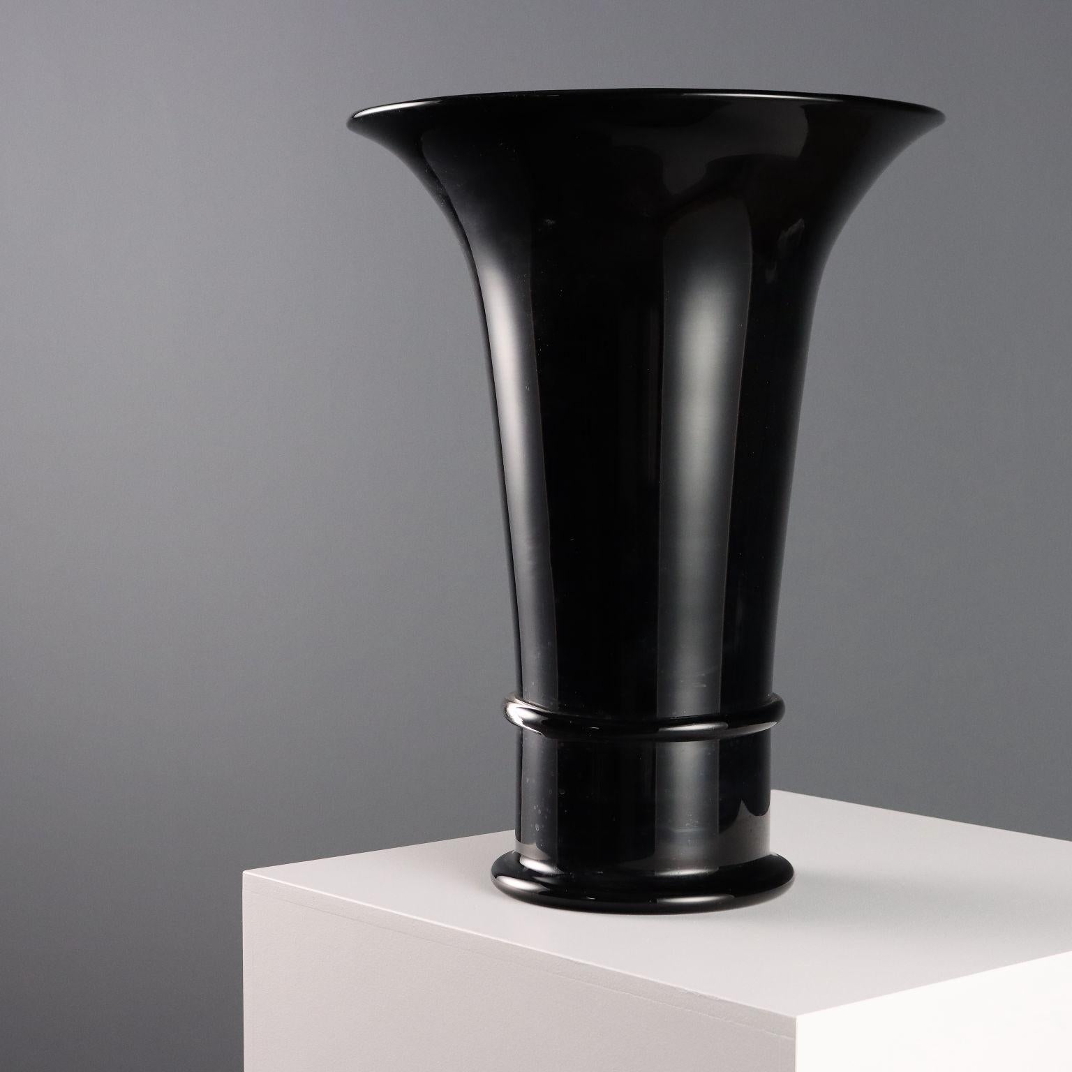 Vaso a tromba in vetro nero, manifattura Seguso Vetri d'Arte. Sotto la base firma a punta della manifattura.