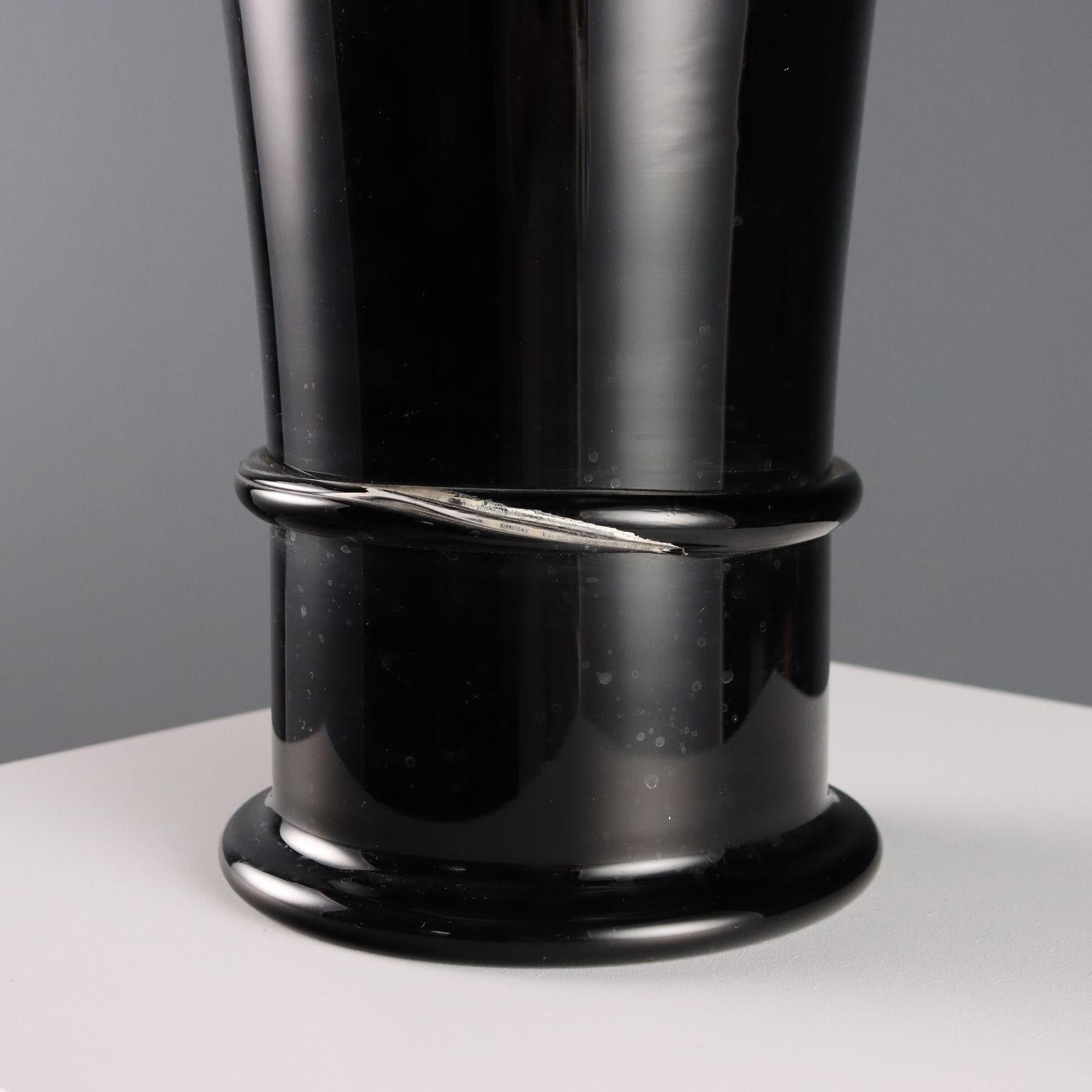 Vaso in Vetro nero Manifattura Seguso Vetri d'Arte Italia Anni '80 en Bueno estado para la venta en Milano, IT
