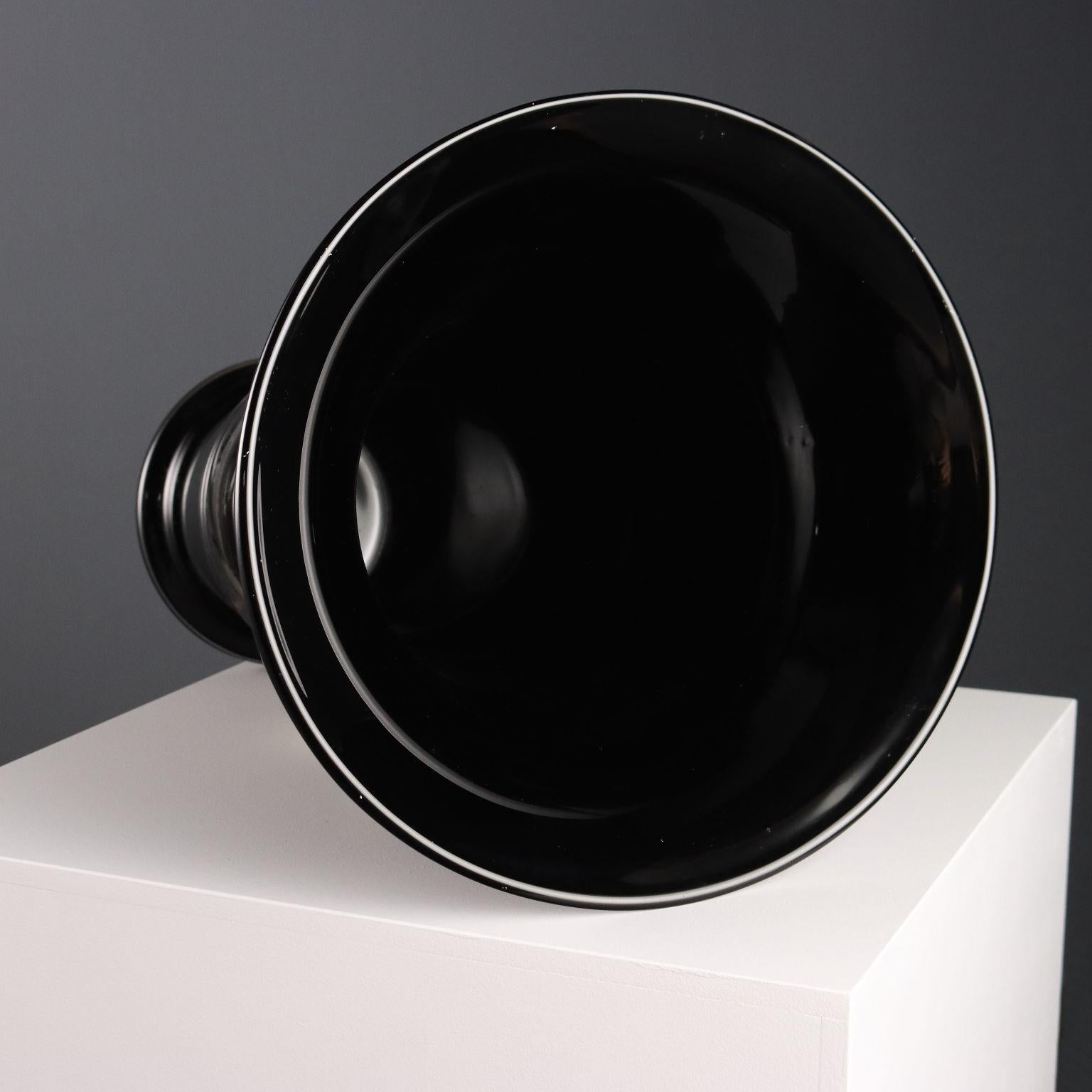 Vaso in Vetro nero Manifattura Seguso Vetri d'Arte Italia Anni '80 Vidrio en venta