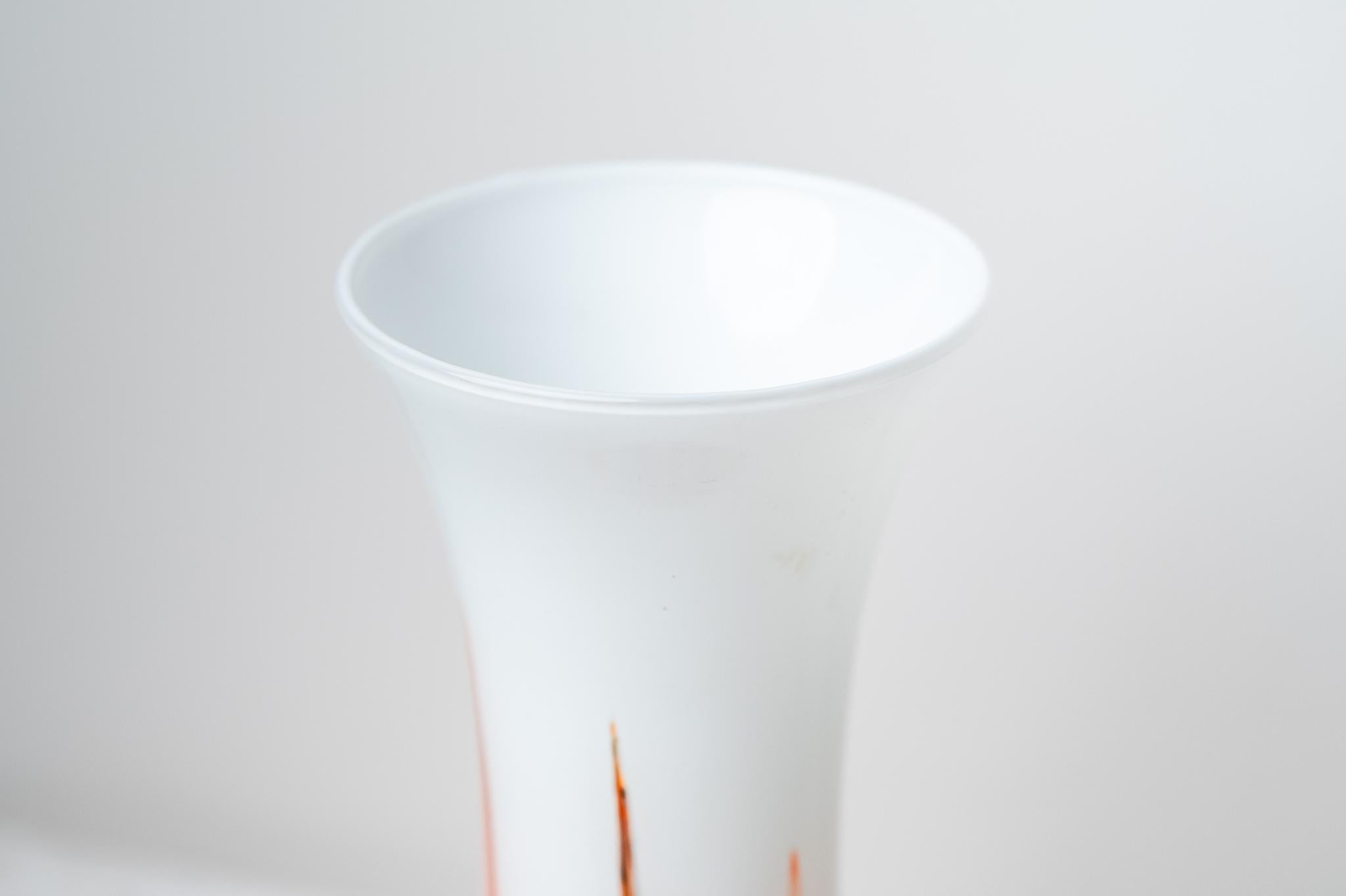 Vaso in vetro opalino di Carlo Moretti, Italia, 1960. 
Elegante vaso in vetro di Murano di  Carlo Moretti realizzato in Italia negli Anni '70 in opalino bianco, arancione e nero. 
Il prezzo della spedizione si intende per il territorio italiano, per