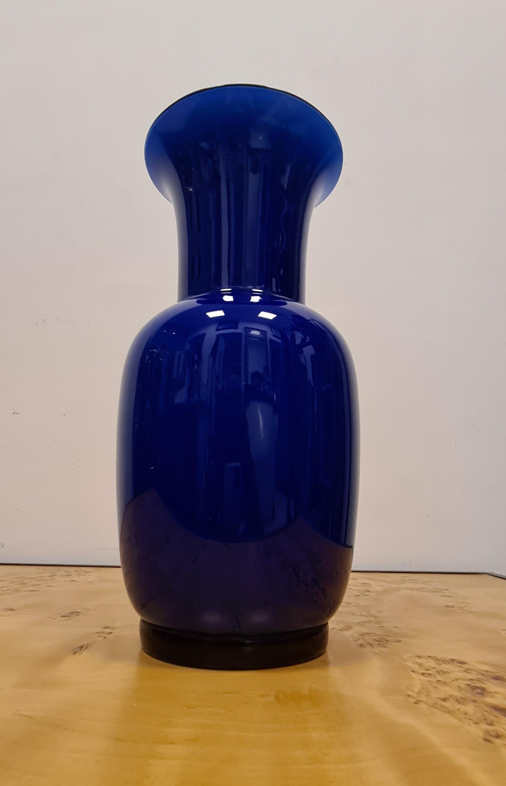 Opalglasvase Modell 706.22 aus der Glashütte Venini.

Eine raffinierte Vase, entworfen von Paolo Venini im Jahr 1932.

Die Eleganz des Opalglases entsteht durch die Überlagerung von farbigem Glas mit Gitterglas, ein komplexes Verfahren, das im 15.