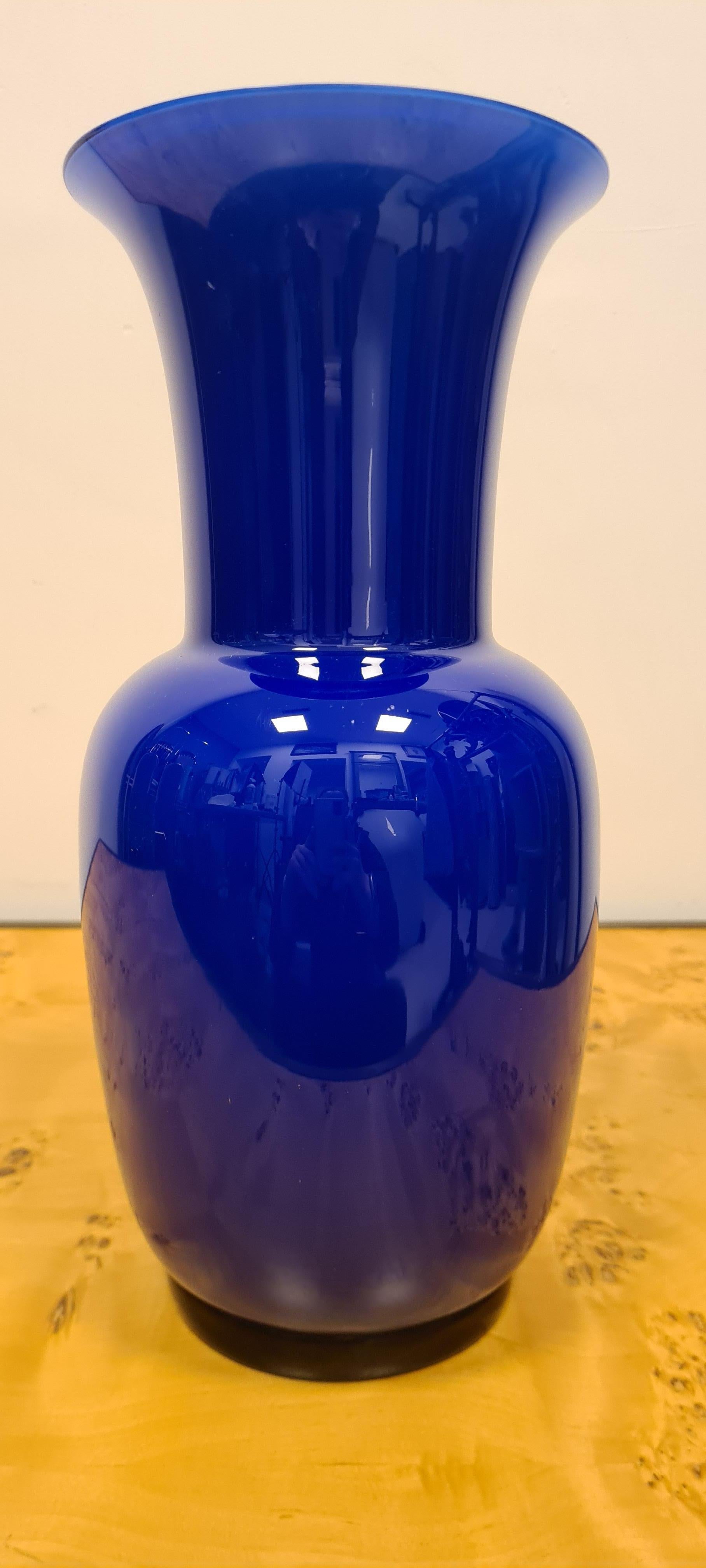Opaline and Sapphire-colored glass vase by Paolo Venini for Venini In Excellent Condition For Sale In Torino, IT