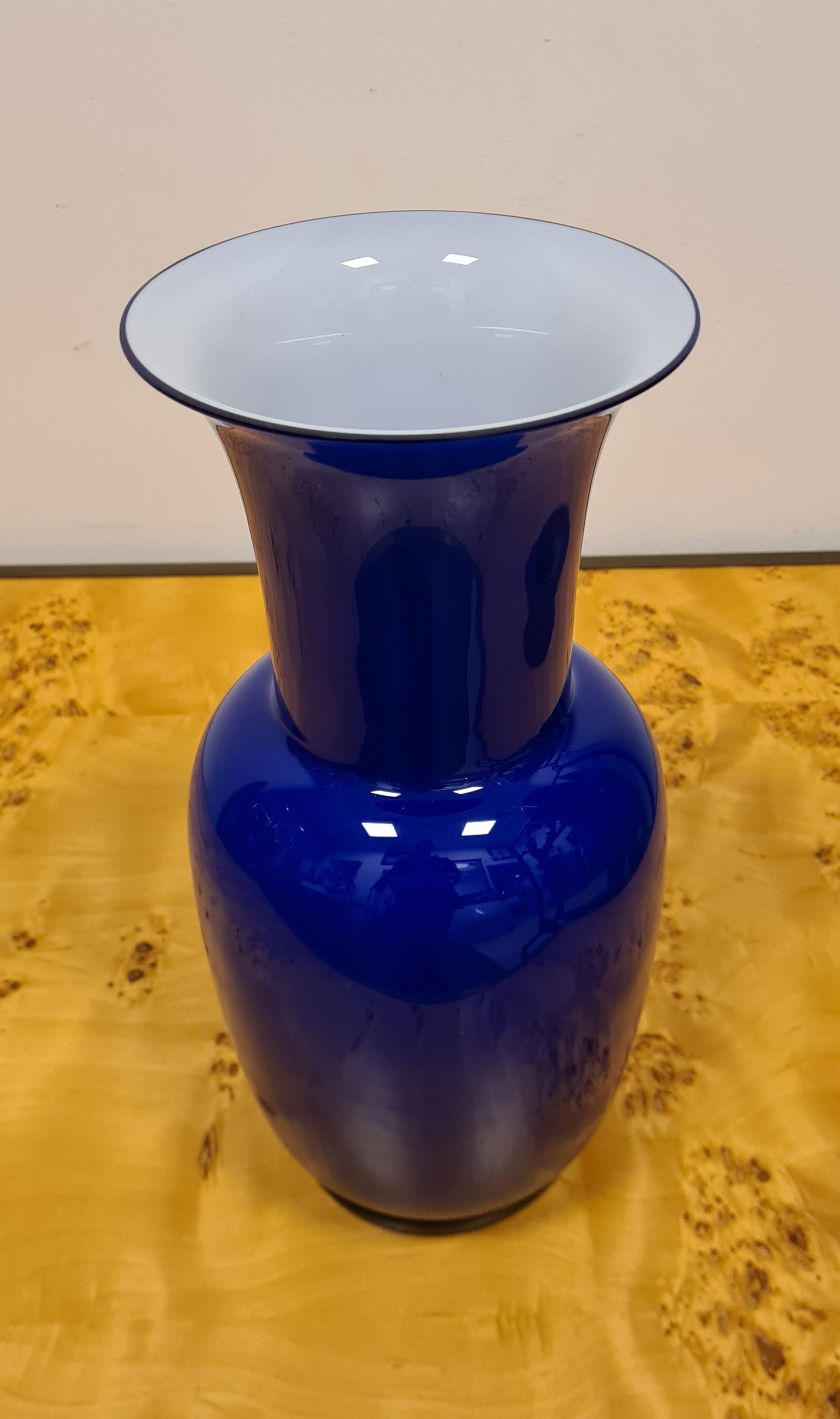 Opaline and Sapphire-colored glass vase by Paolo Venini for Venini For Sale 1