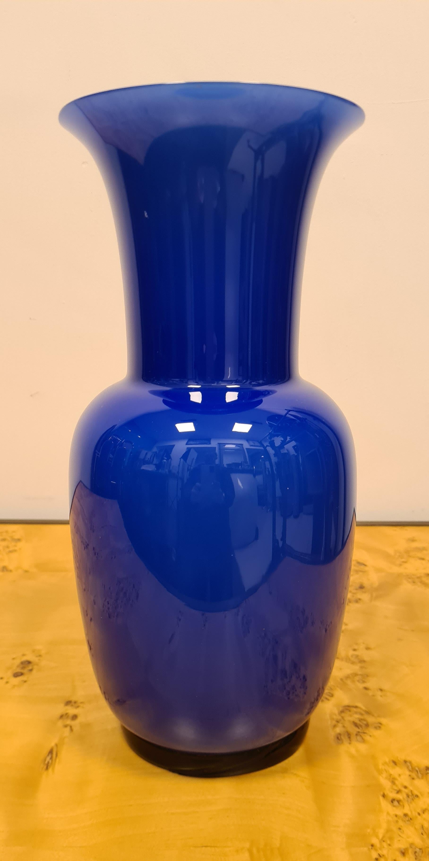 Opaline and Sapphire-colored glass vase by Paolo Venini for Venini For Sale 2