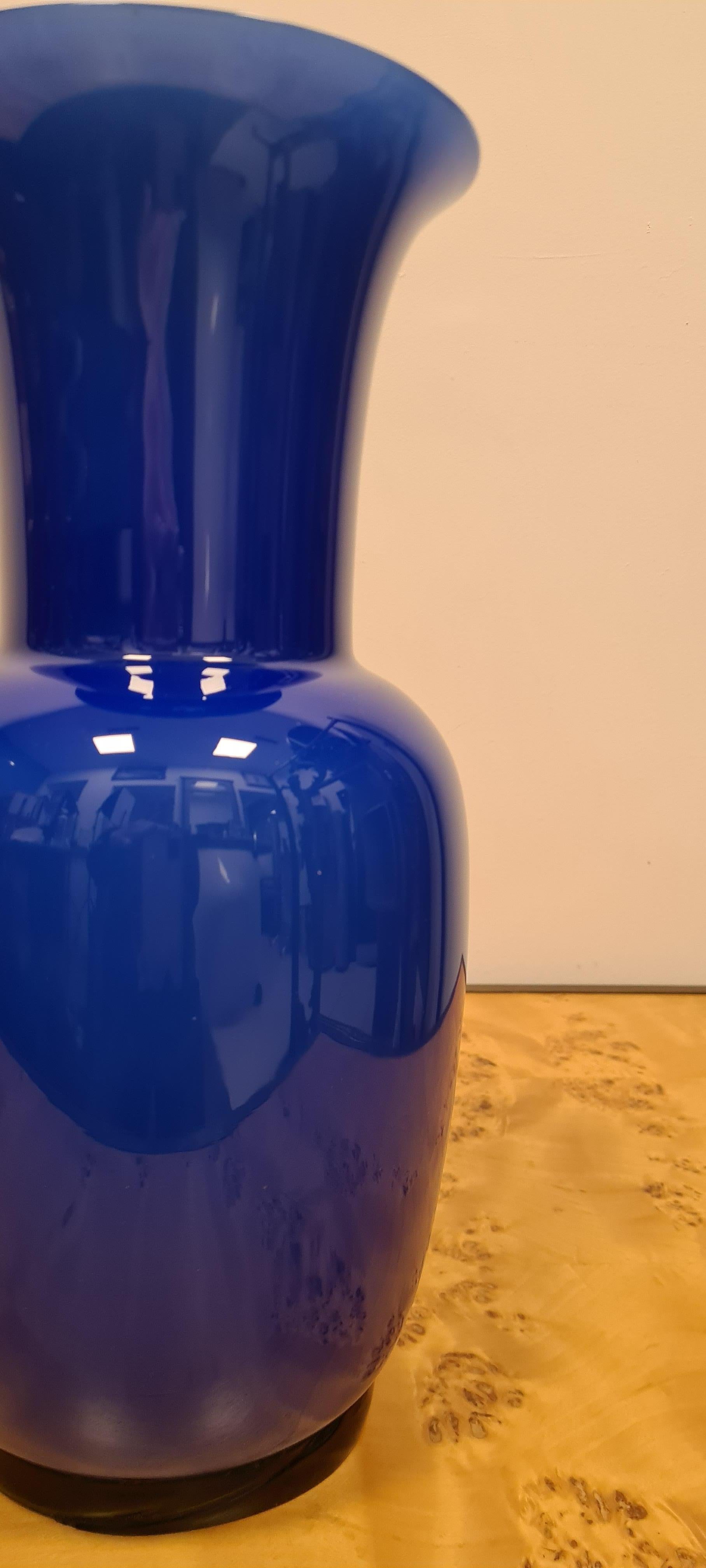 Opaline and Sapphire-colored glass vase by Paolo Venini for Venini For Sale 3