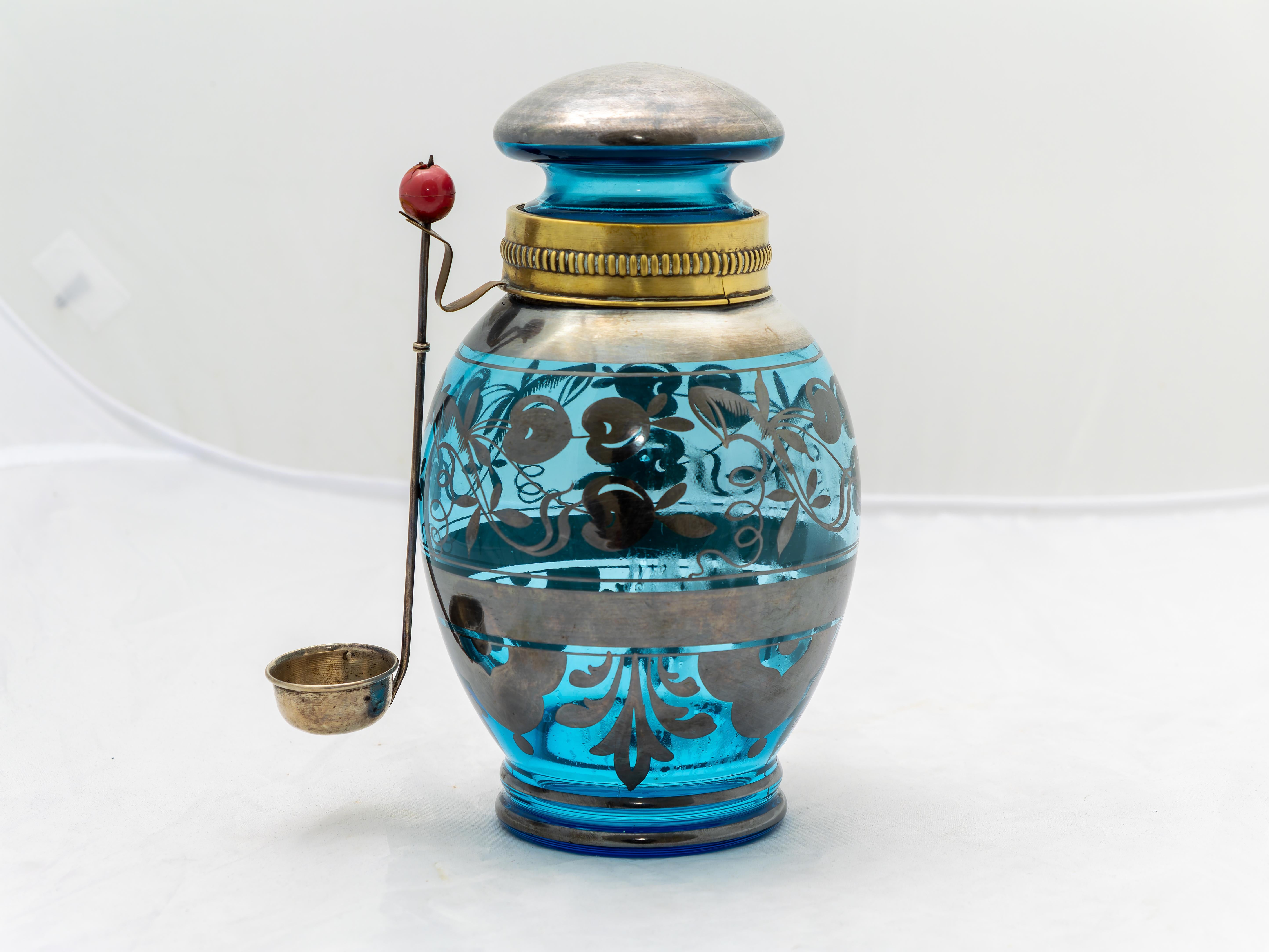 Vaso in vetro rilegato argento per ciliegie / sciroppate, Made in Italy, Anni '20. 
Straordianrio vaso in argento relegato con mestolino argentato e simpatica ciliegina rossa.  
La fascia intorno al collo del vaso è in ottone. E' in perfette