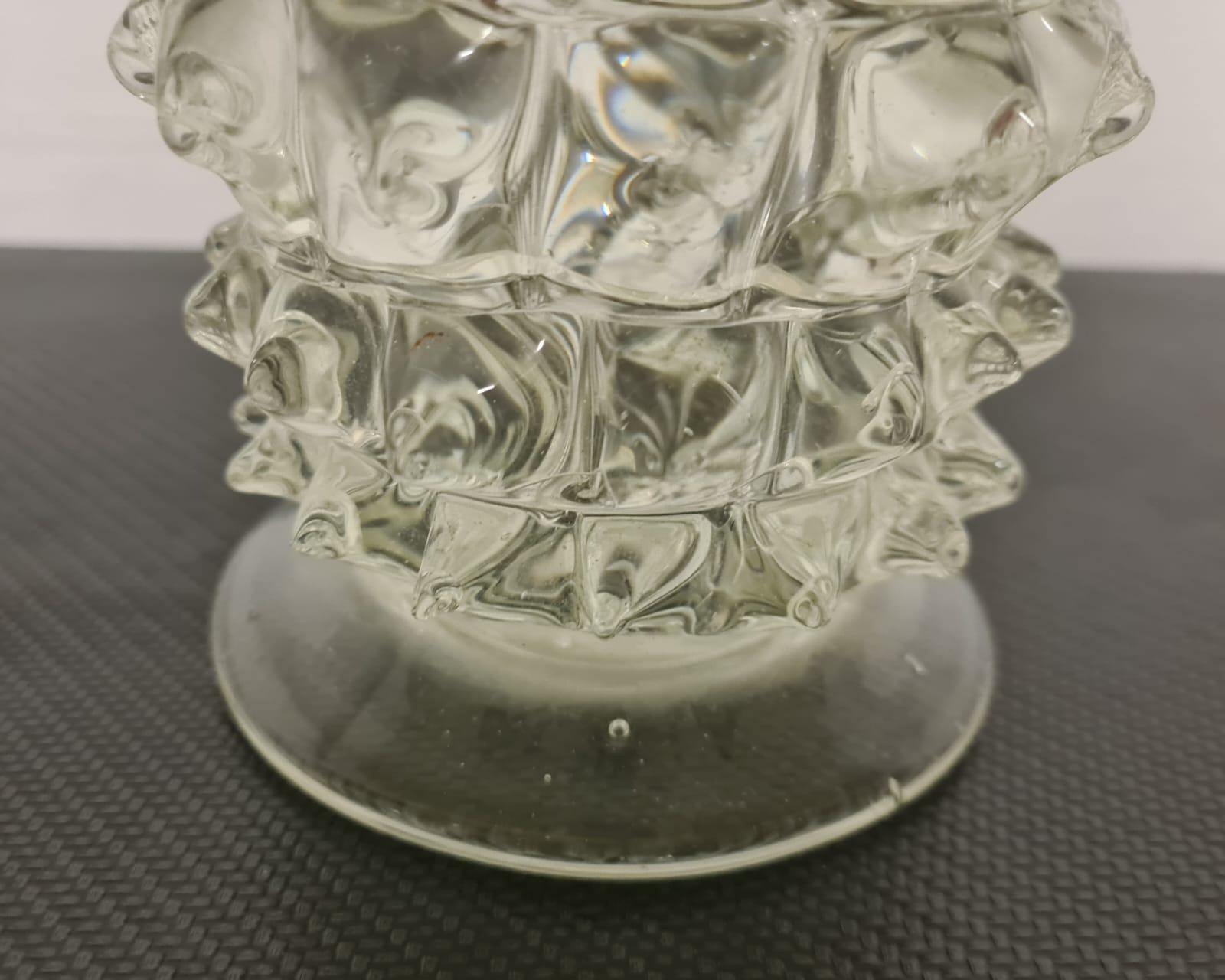 Vaso in vetro rostrato di Barovier.

Elegante vaso in vetro di murano rostrato brevettato dalla vetreria Barovier.

La rostratura del vetro è una particolare tecnica in cui il vetro viene tirato a caldo con delle pinze per formare delle