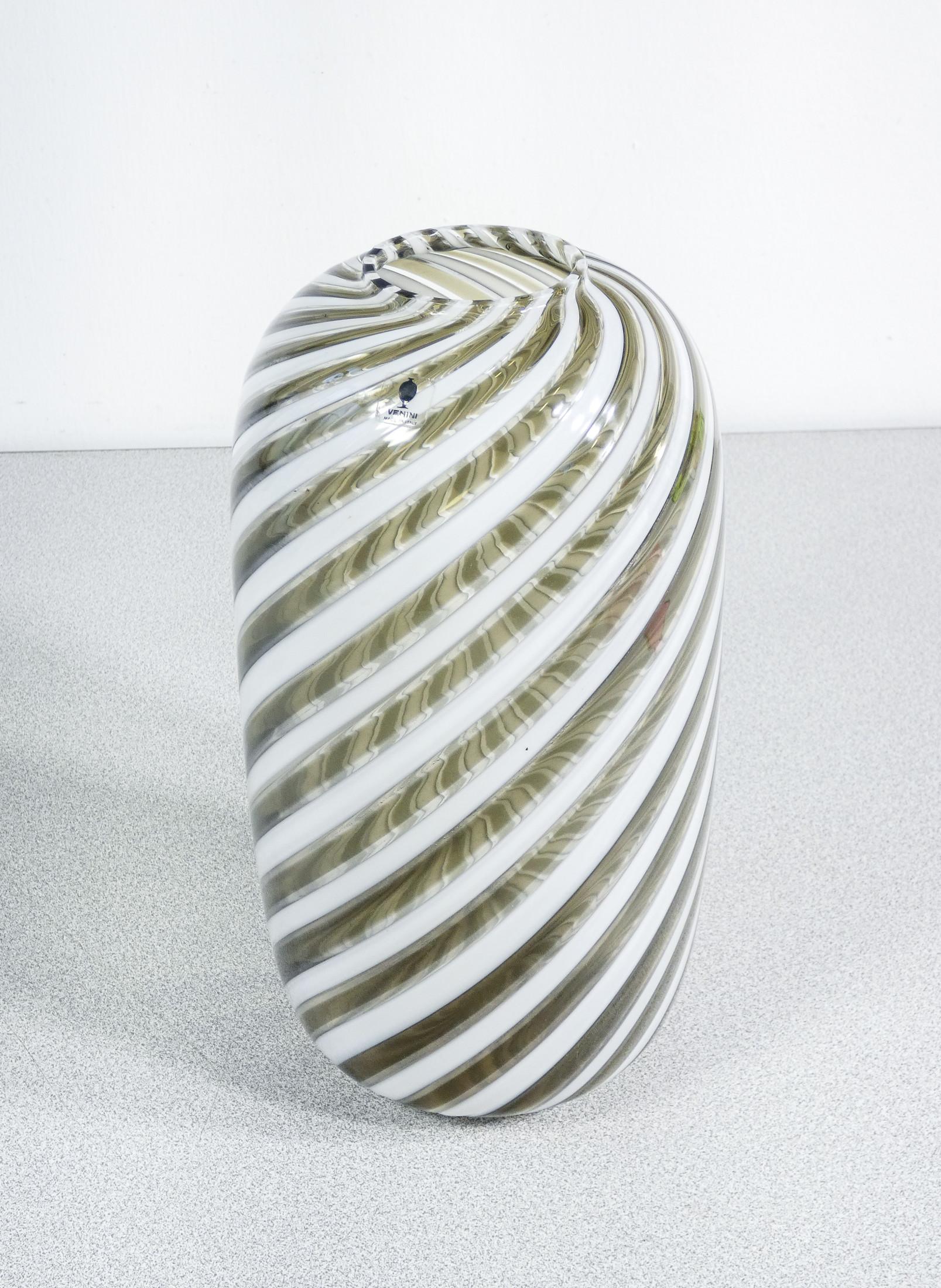 Vaso in vetro soffiato
A Fasce Verticali
design Fulvio BIANCONI
per VENINI.

ORIGINE
Murano

PERIODO
1980

DESIGNER
Fulvio BIANCONI
(1915 – 1996) è stato un artista, designer e grafico italiano. Figlio del musicista Virginio (chiamato anche Emo) e