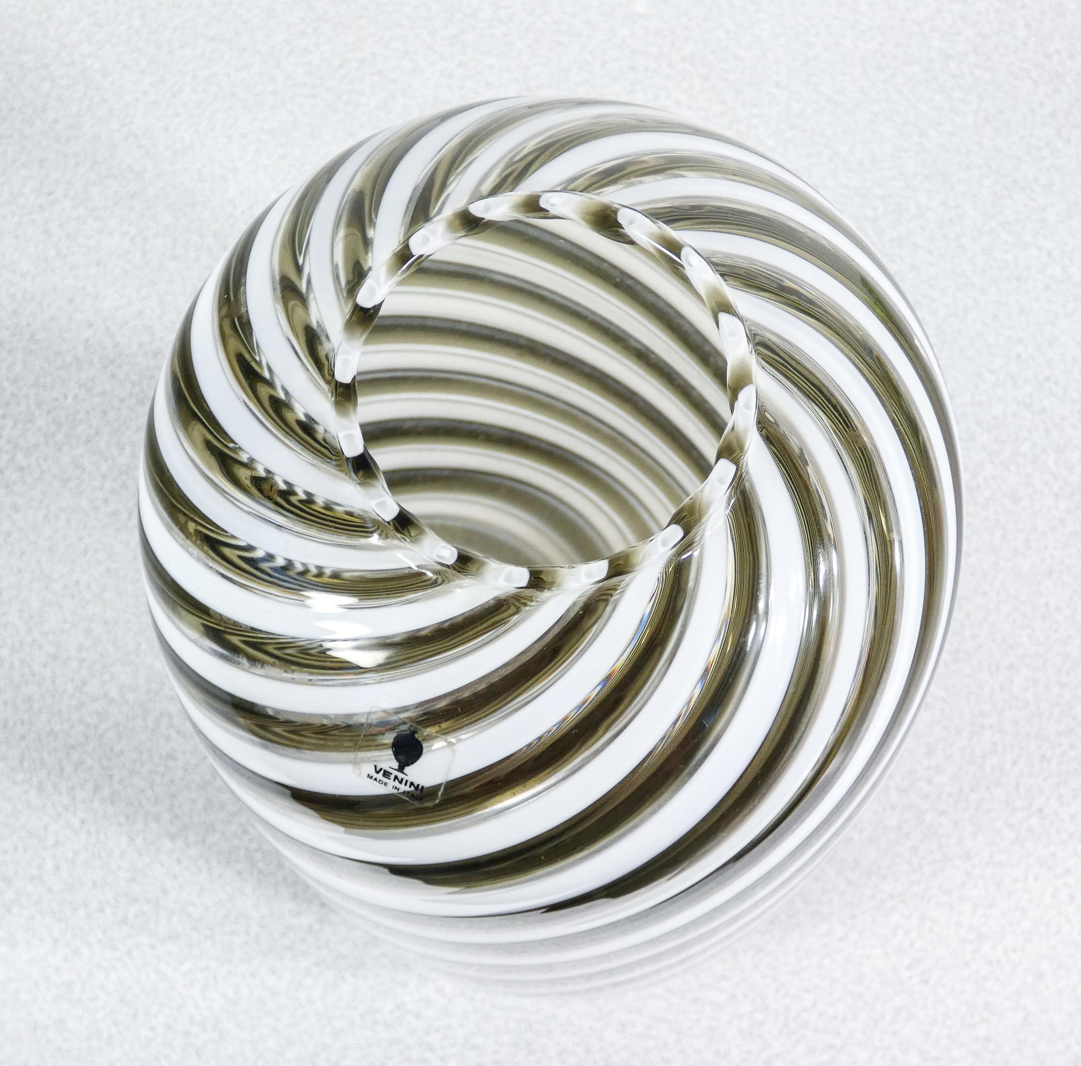 Late 20th Century Vaso in vetro soffiato A Fasce Verticali design Fulvio BIANCONI per VENINI. 1980