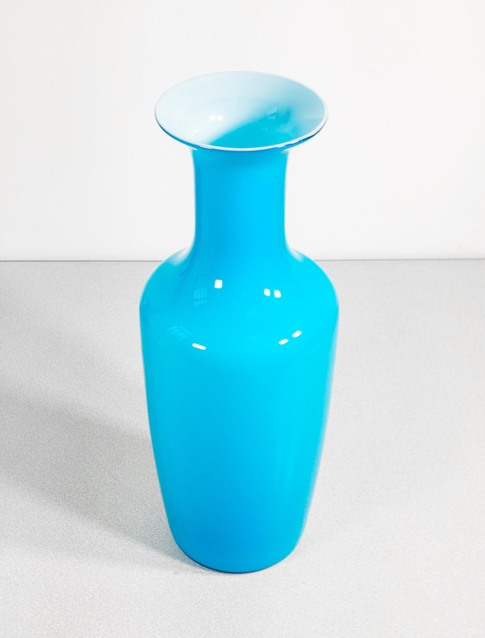 Vaso in vetro soffiato azzurro Incamiciato, design Carlo SCARPA per VENINI. 1994 In condizioni buone in vendita a Torino, IT