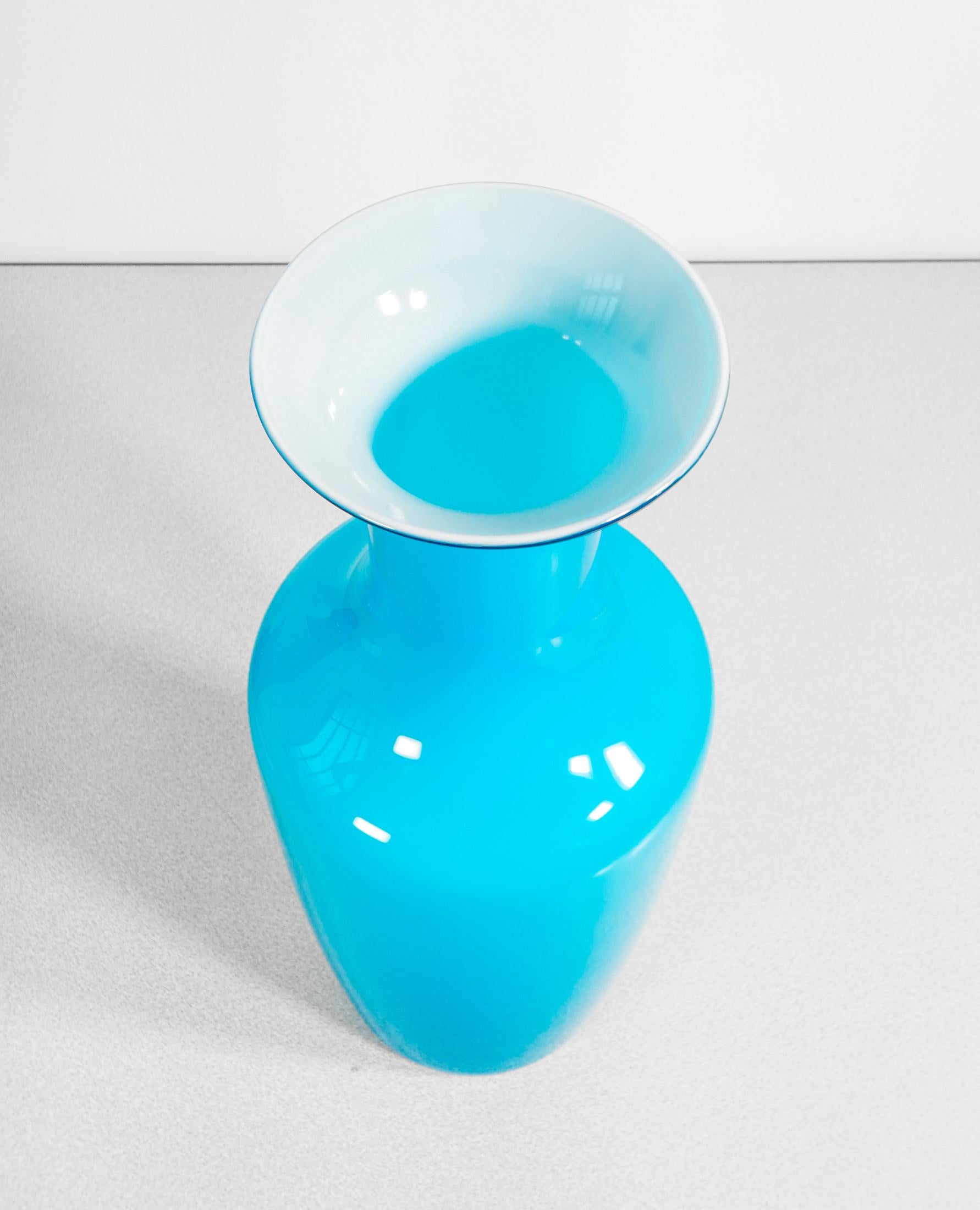 Late 20th Century Vaso in vetro soffiato azzurro Incamiciato, design Carlo SCARPA per VENINI. 1994 in vendita