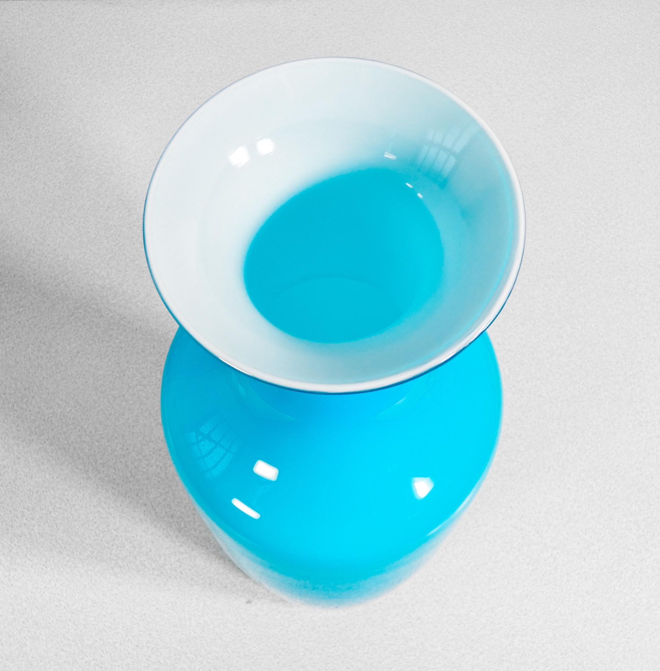 Vetro Vaso in vetro soffiato azzurro Incamiciato, design Carlo SCARPA per VENINI. 1994 in vendita