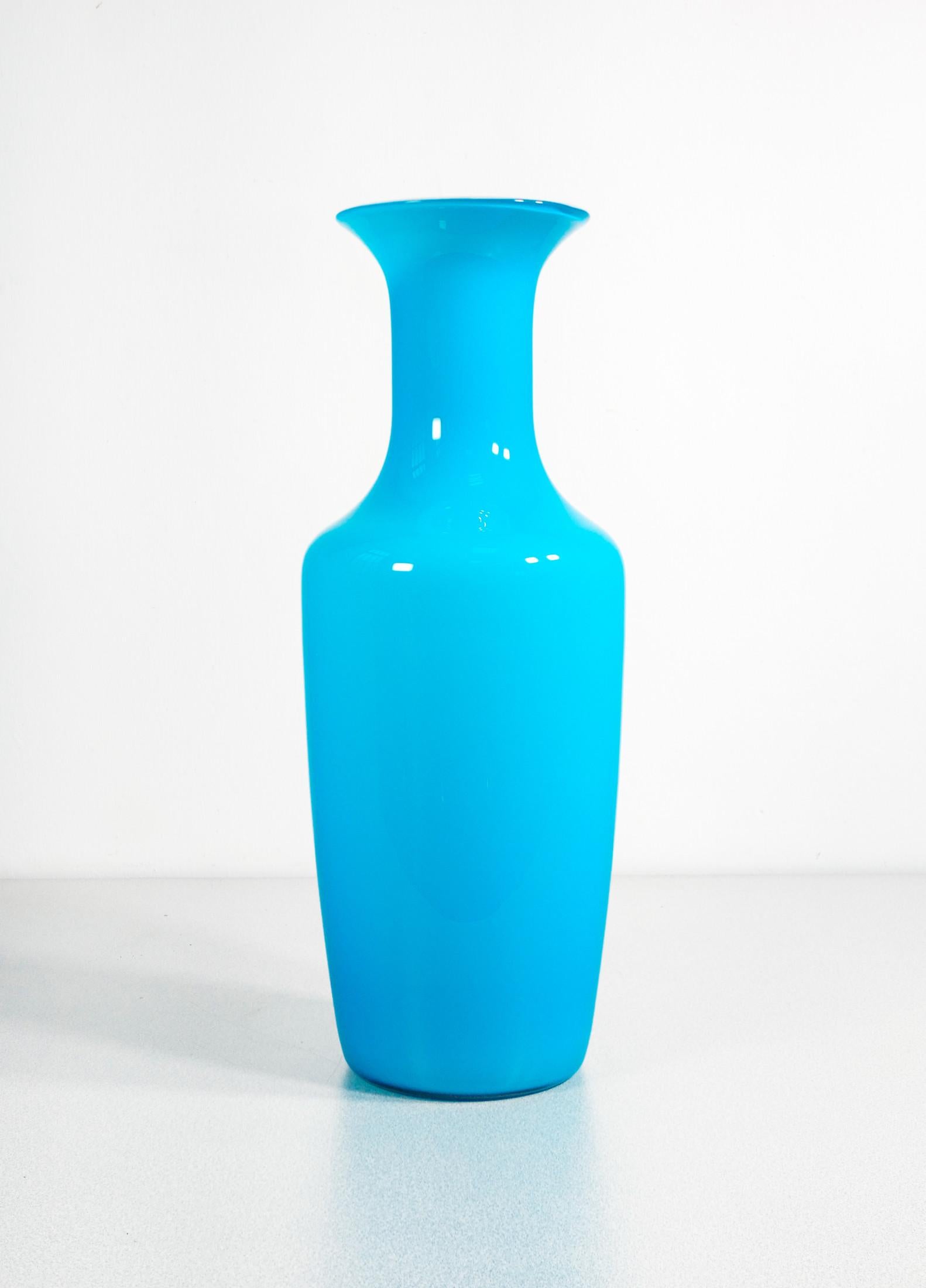 Vaso in vetro soffiato azzurro Incamiciato, design Carlo SCARPA per VENINI. 1994 in vendita 1