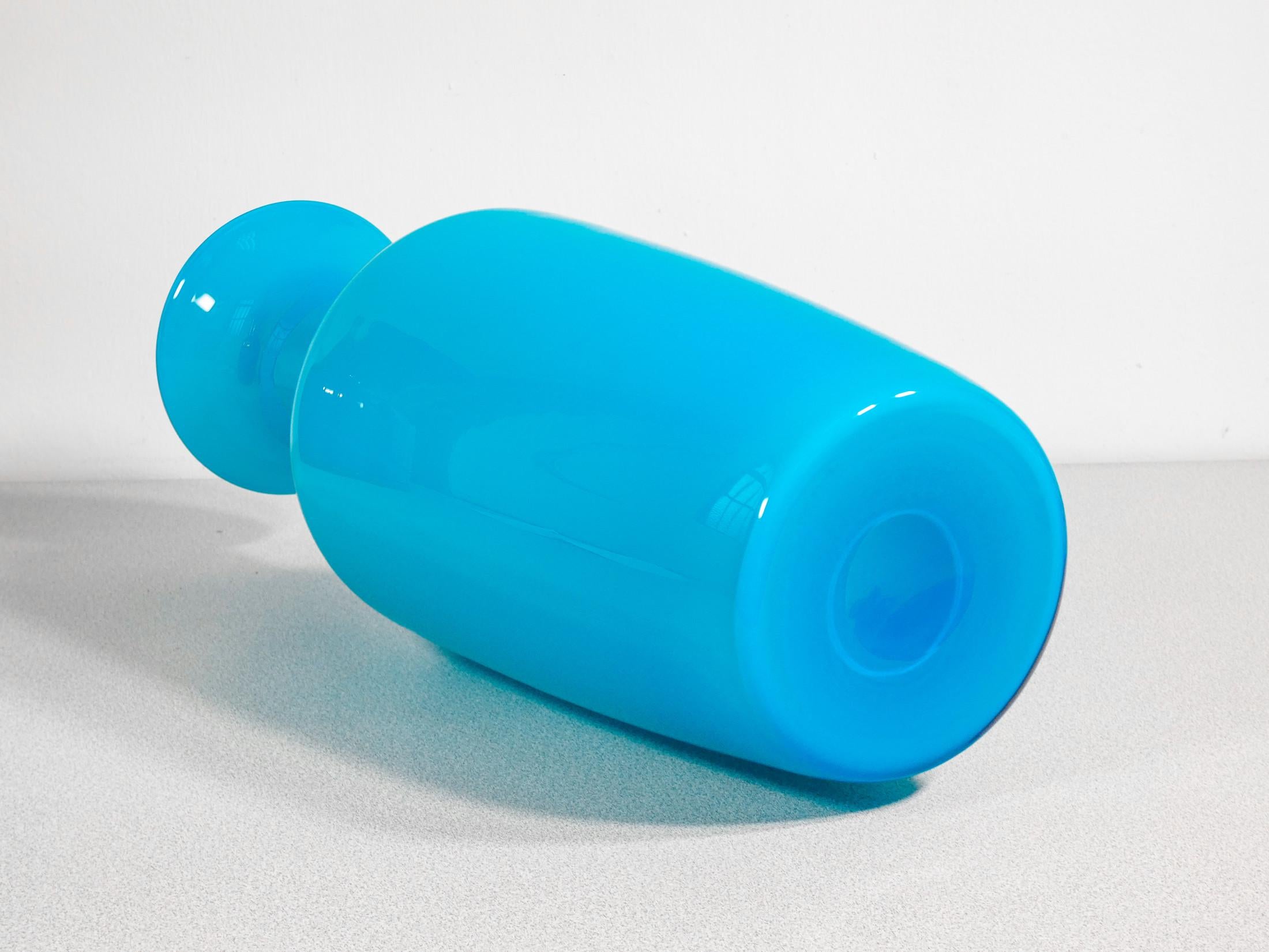 Vaso in vetro soffiato azzurro Incamiciato, design Carlo SCARPA per VENINI. 1994 in vendita 2