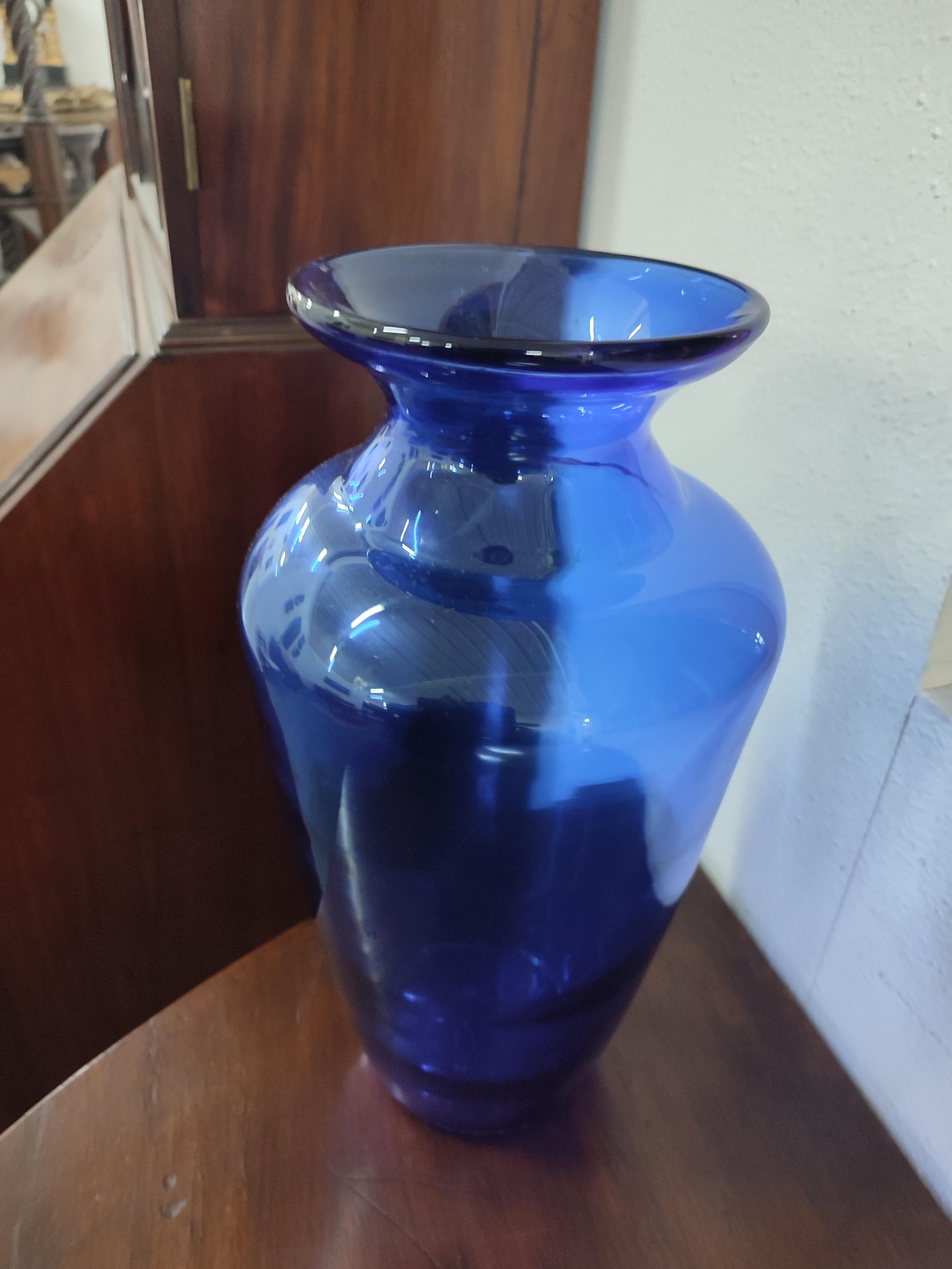 Blaue Vase aus geblasenem Muranoglas