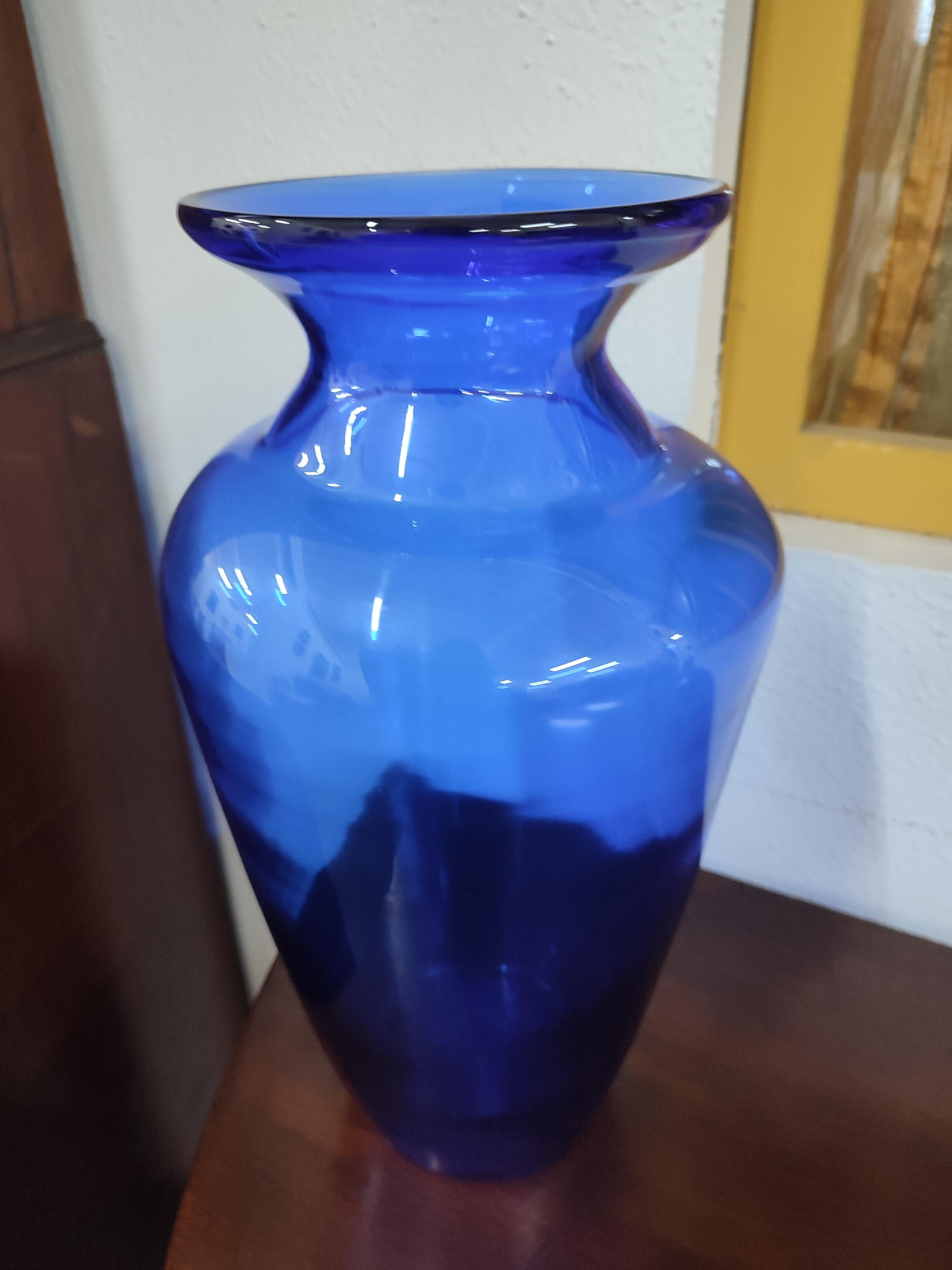 Blaue Vase aus geblasenem Glas (Moderne) im Angebot