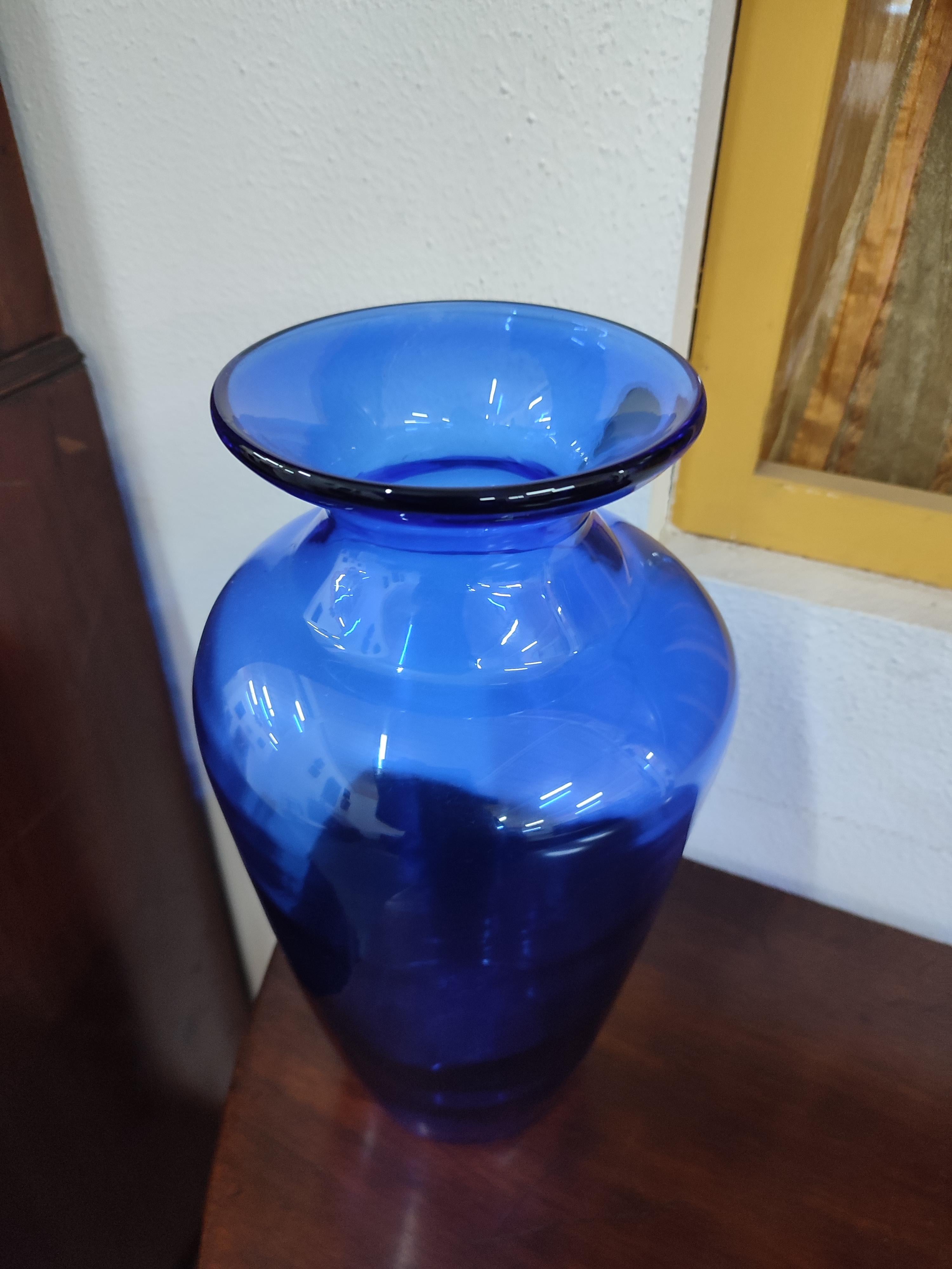 Blaue Vase aus geblasenem Glas im Zustand „Hervorragend“ im Angebot in Borgo Veneto, IT