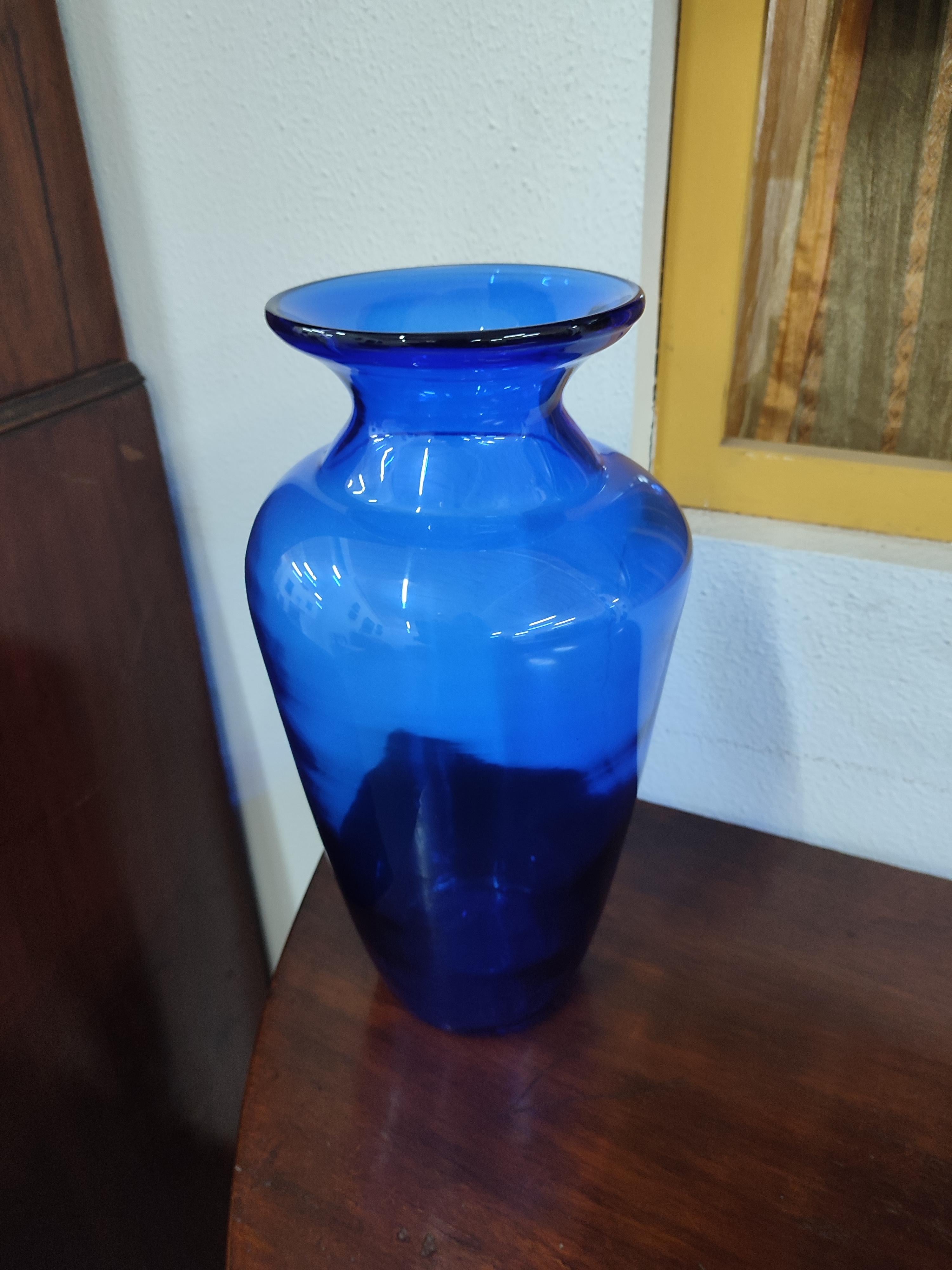 Blaue Vase aus geblasenem Glas (Zeitgenössisch) im Angebot