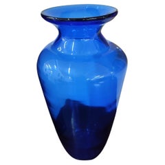 Vase en verre soufflé bleu