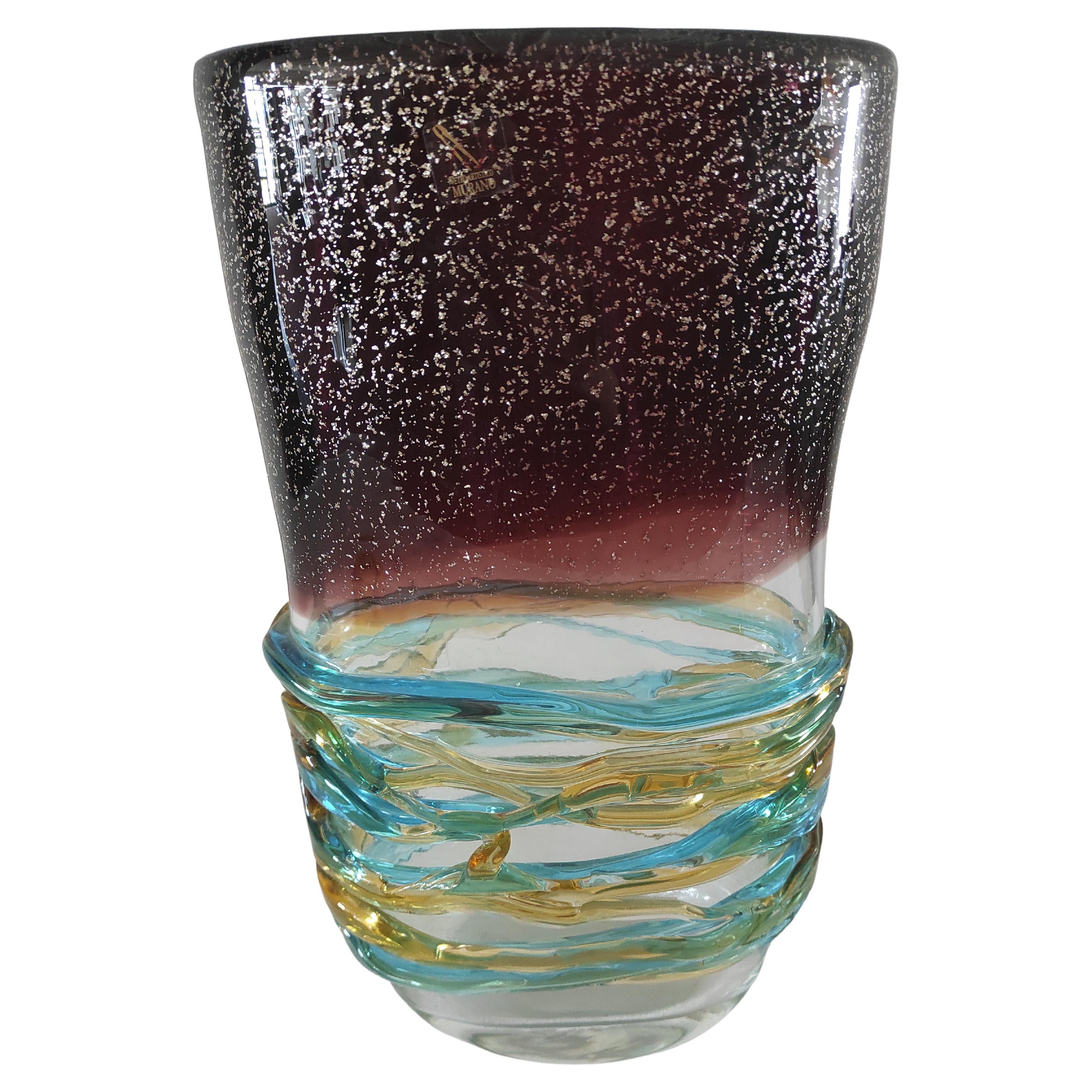 Vase aus geblasenem Glas mit Fäden