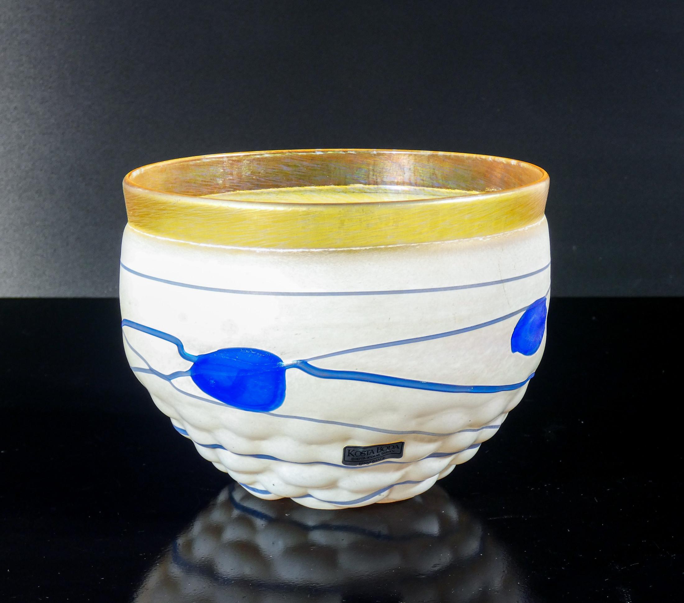 Vaso in vetro soffiato
design Bertil VALLIEN
per KOSTA BODA.

ORIGINE
Svezia

PERIODO
Anni 80

DESIGNER
Bertil VALLIEN è un rinomato artista e designer svedese, nato nel 1938. È noto principalmente per il suo lavoro con il vetro, in particolare per