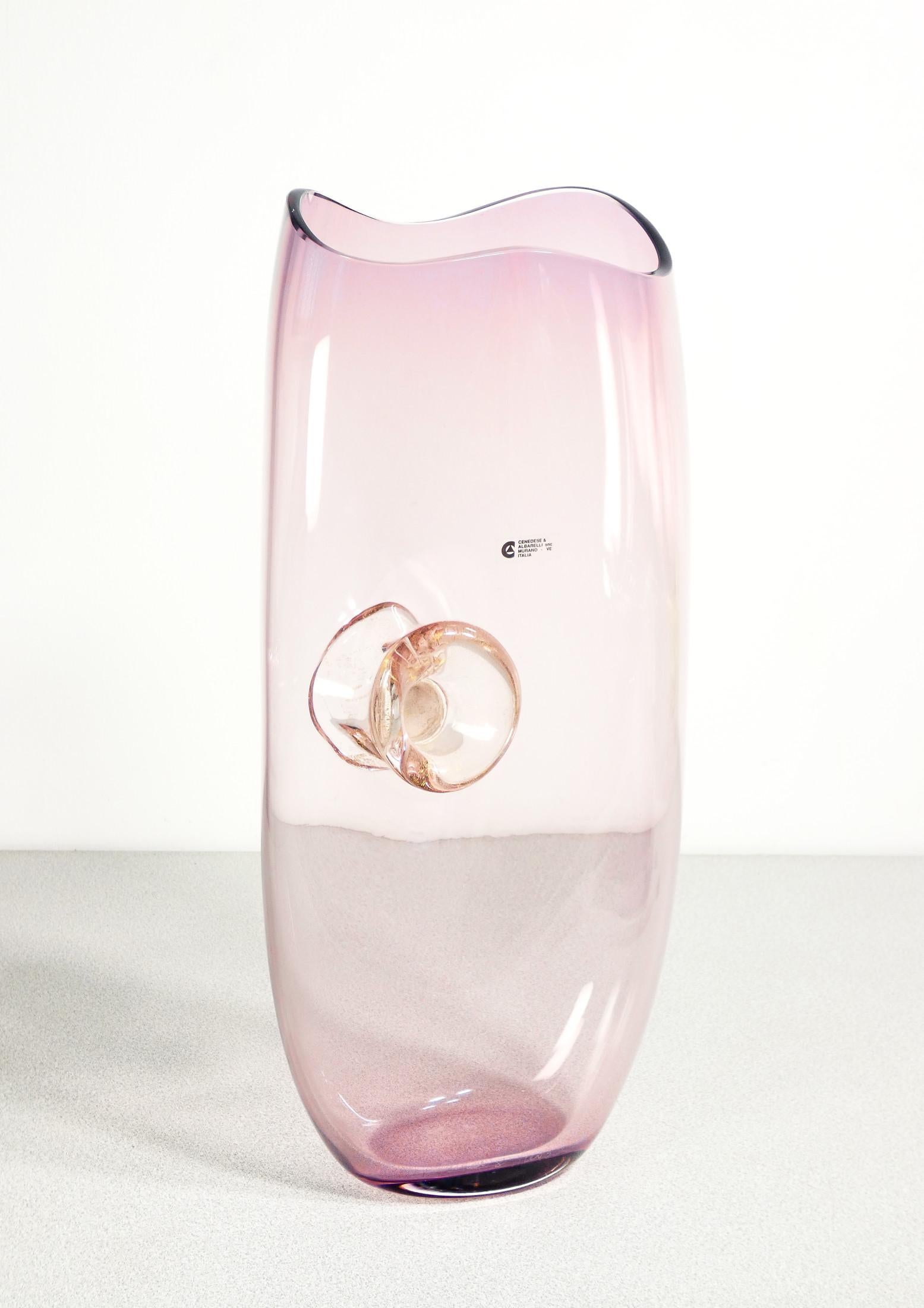 Vaso in vetro soffiato,
design Gino CENEDESE
& Maurizio ALBARELLI.

ORIGINE
Murano

PERIODO
Anni 70

DESIGNER
Gino CENEDESE
& Maurizio ALBARELLI

MARCA
Cenedese & Albarelli

MATERIALI
Vetro soffiato, colorazione ametista sfumata. Al centro