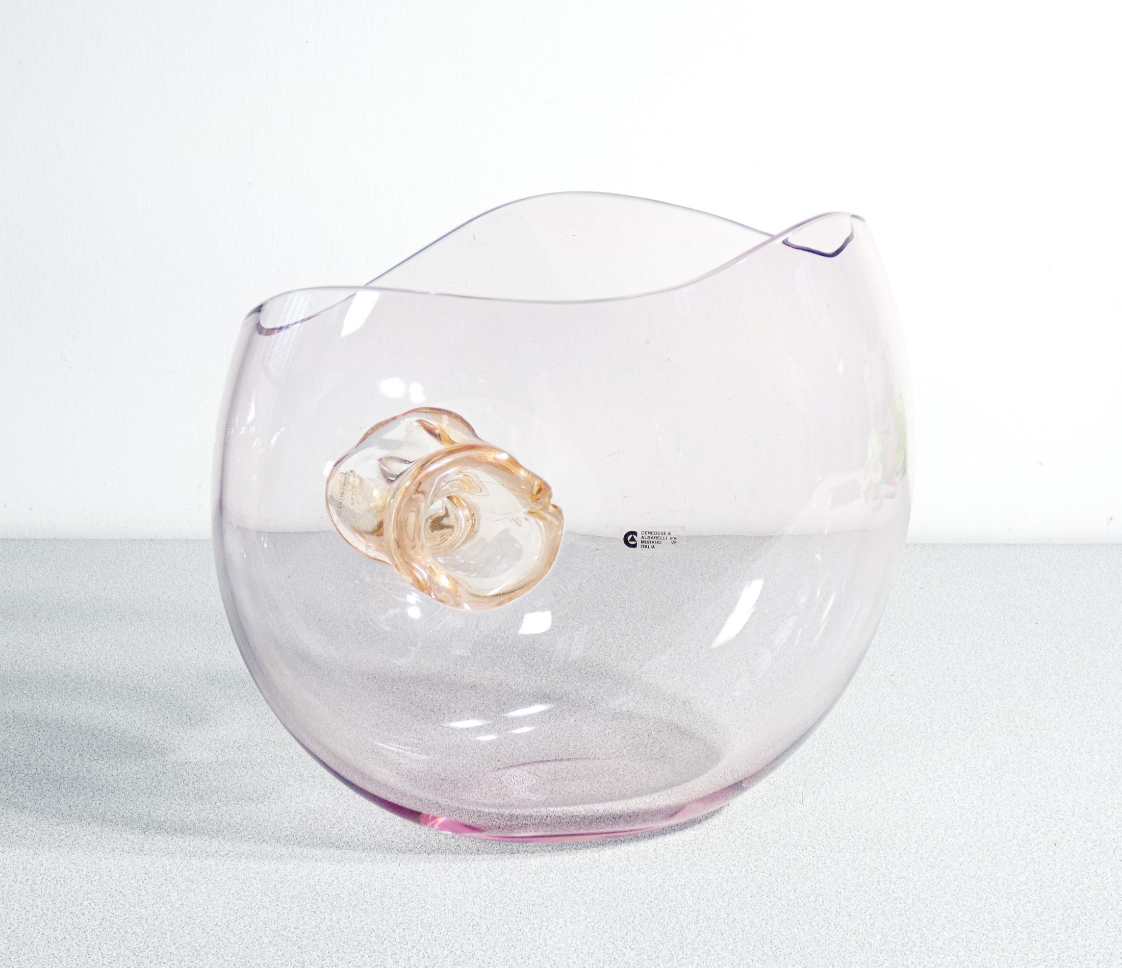 Vase en verre soufflé,
design Gino CENEDESE
& Maurizio ALBARELLI.

ORIGINE
Murano

PÉRIODE
1970s

CONCEPTEUR
Gino CENEDESE
& Maurizio ALBARELLI

MARQUE
Cenedese & Albarelli

MATÉRIAUX
Verre soufflé, couleur améthyste nuancée. Au centre, application