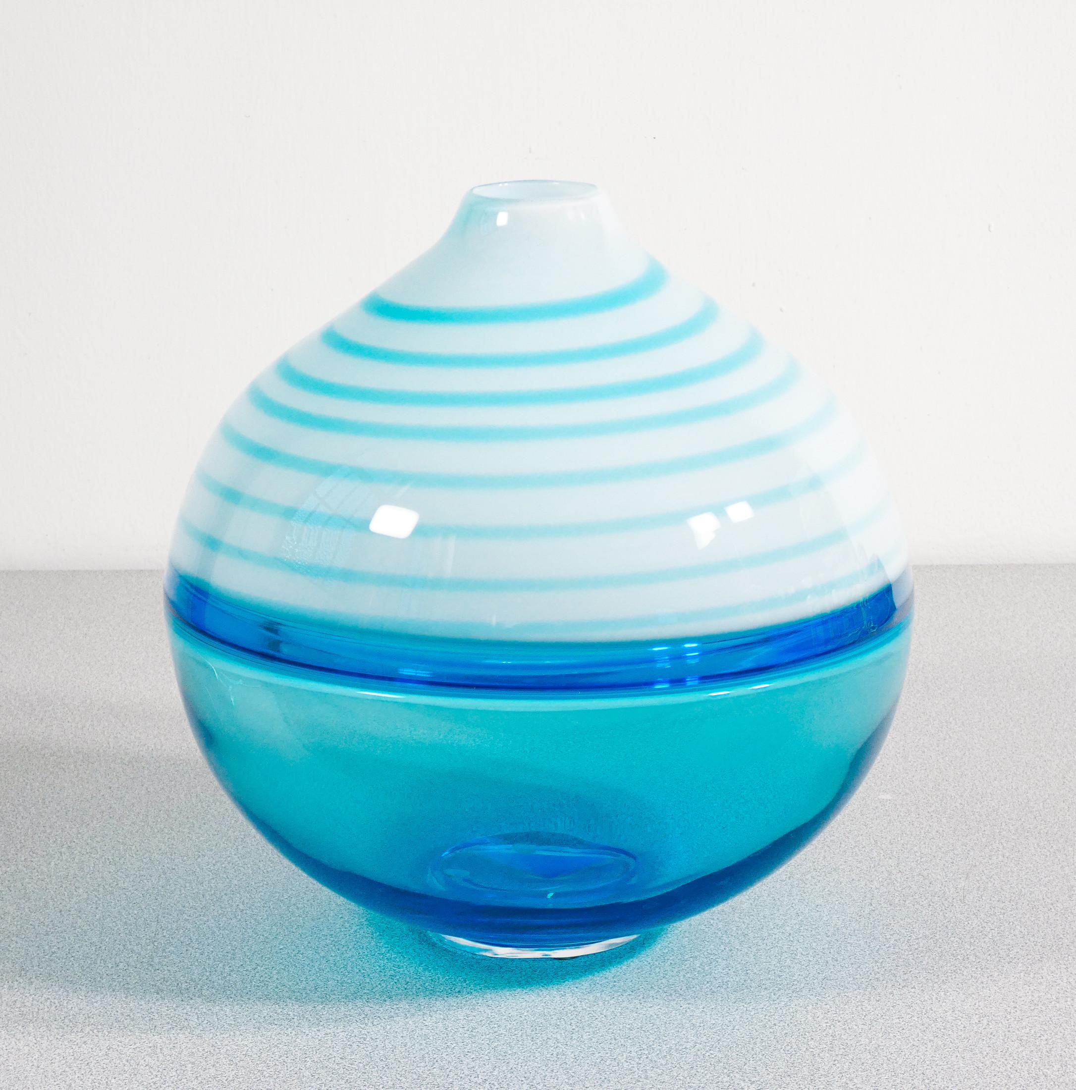 Vase en verre soufflé
design Paolo CREPAX.
Version bleue.

ORIGINE
Murano

PÉRIODE
1990s

CONCEPTEUR
Paul CREPAX

MATÉRIAUX
Verre soufflé de Murano, technique incalmo

DIMENSIONS
Ø 22.5 cm
H 24,5 cm

CONDITIONS
Parfait. Évaluez les photos