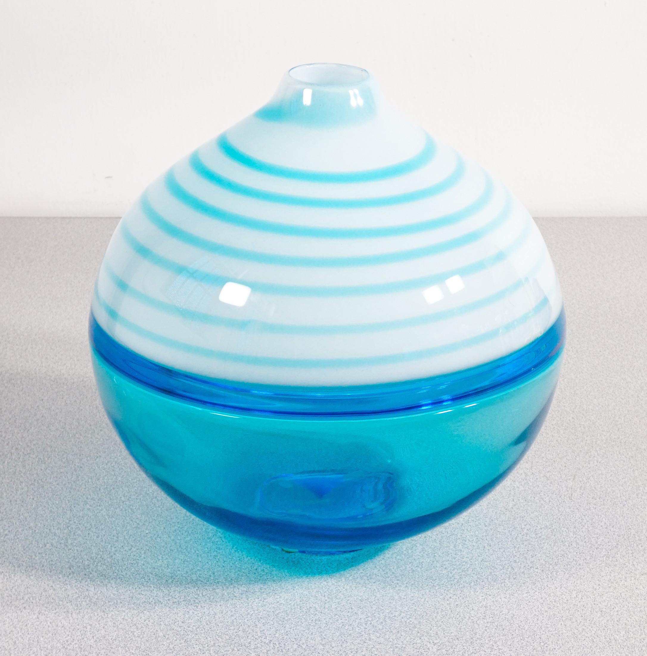 Italian Vase en verre soufflé design Paolo CREPAX. Version bleue. 1990s en vente