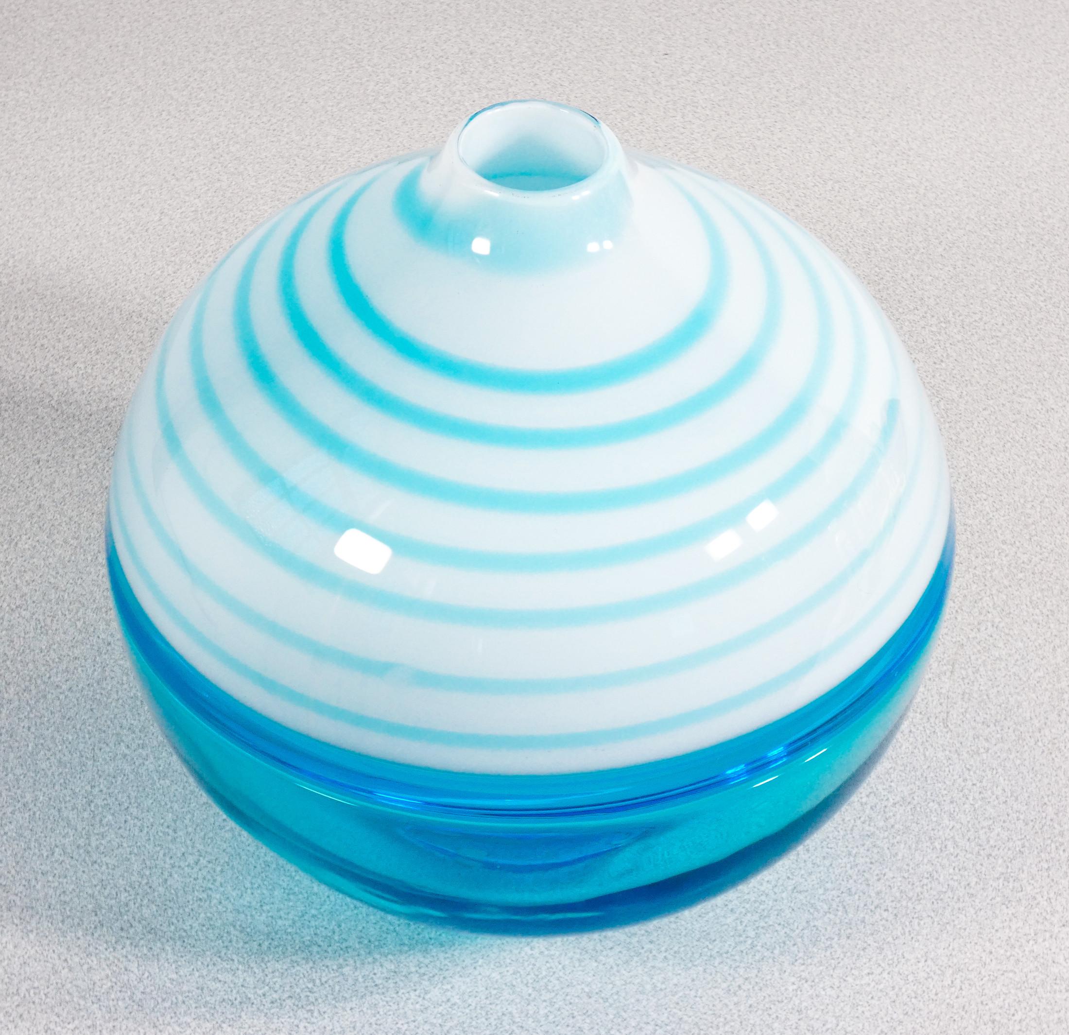 Vase en verre soufflé design Paolo CREPAX. Version bleue. 1990s Excellent état - En vente à Torino, IT