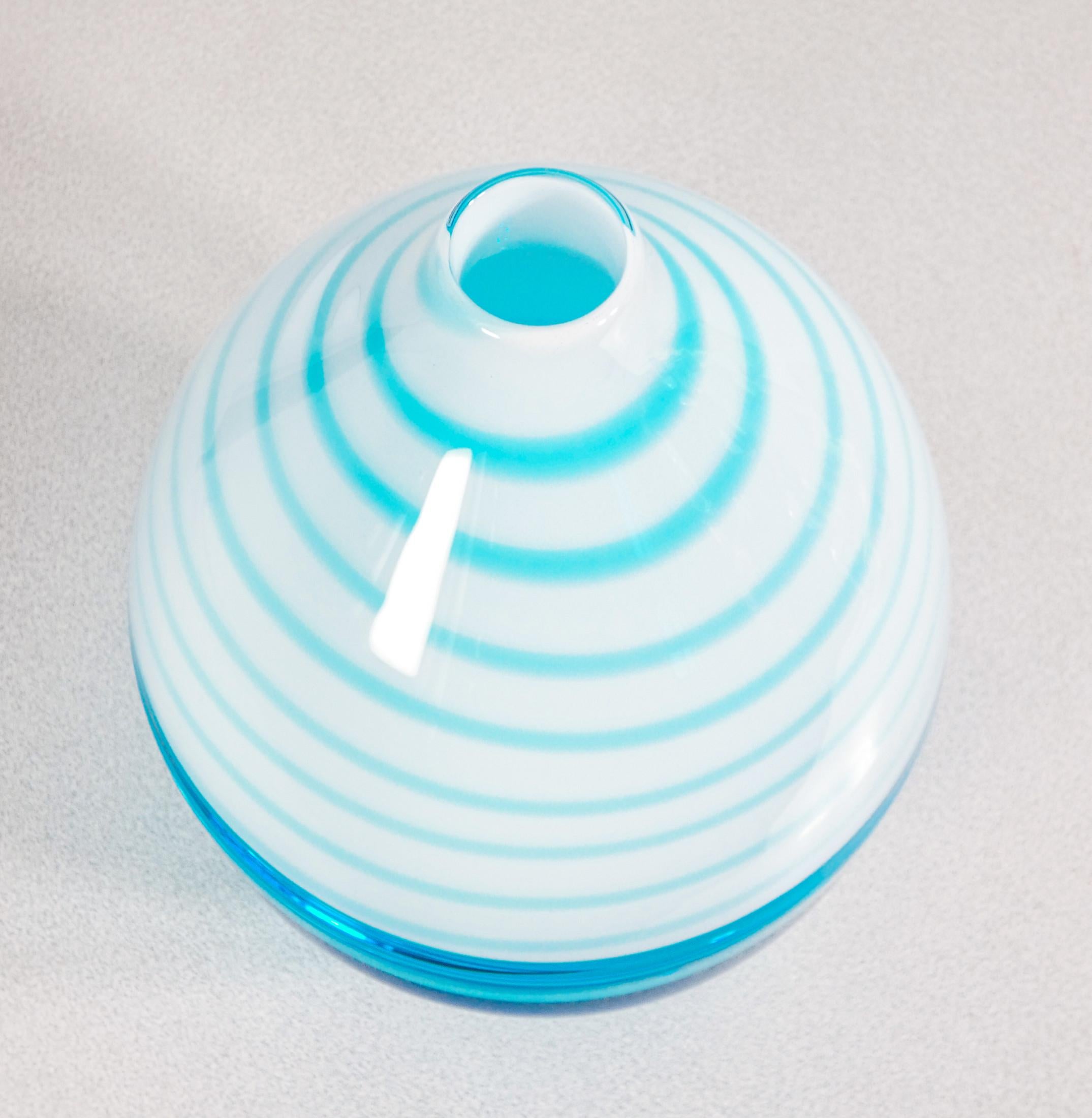 Late 20th Century Vaso in vetro soffiato design Paolo CREPAX. Versione azzurra grande. Anni 90 in vendita