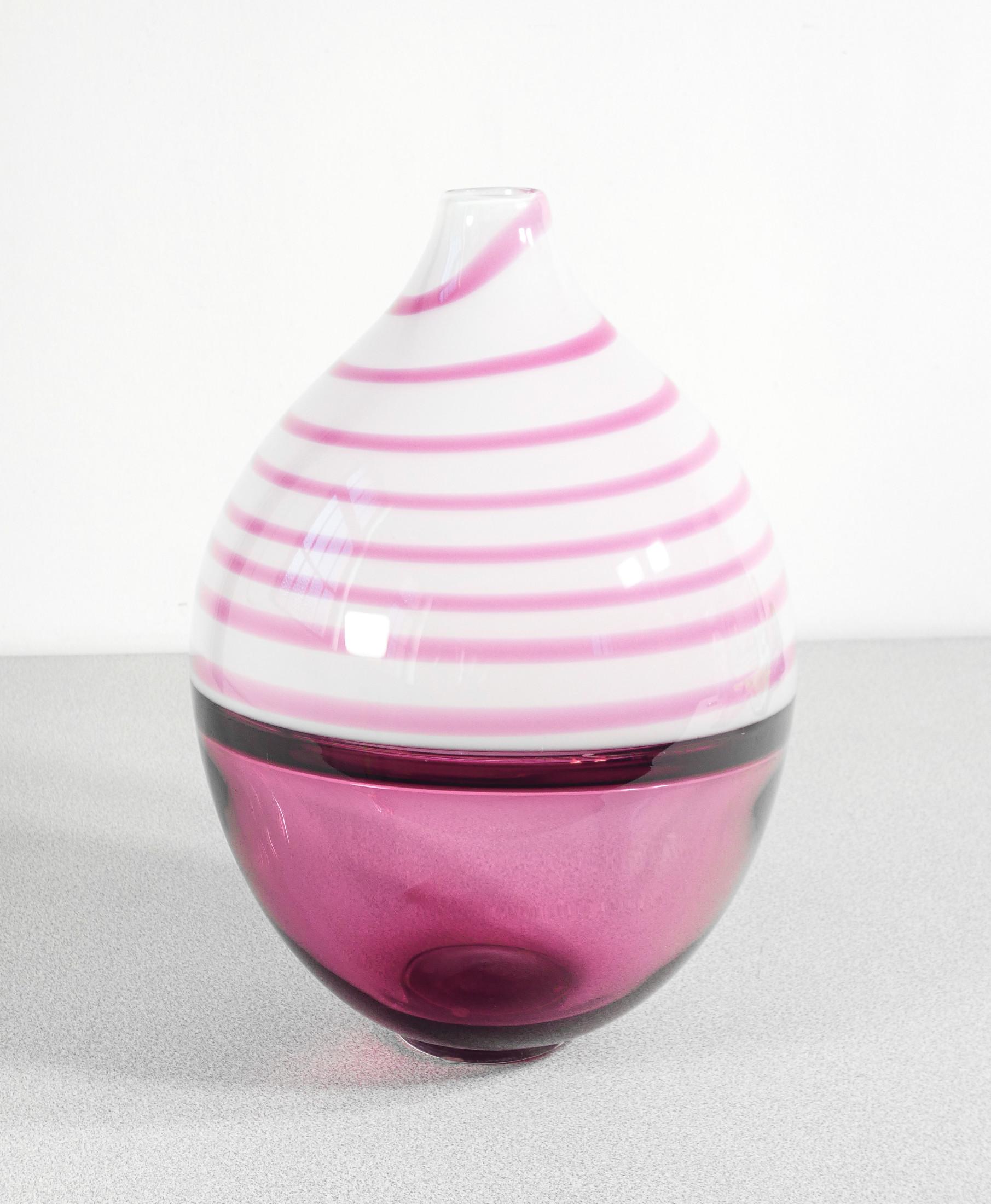 Vase en verre soufflé
design Paolo CREPAX.
Version rose grand format.

ORIGINE
Murano

PÉRIODE
1990s

CONCEPTEUR
Paul CREPAX

MATÉRIAUX
Verre soufflé de Murano, technique incalmo

DIMENSIONS
Ø 22.5 cm
H 33 cm

CONDITIONS
Parfait. Évaluez les photos
