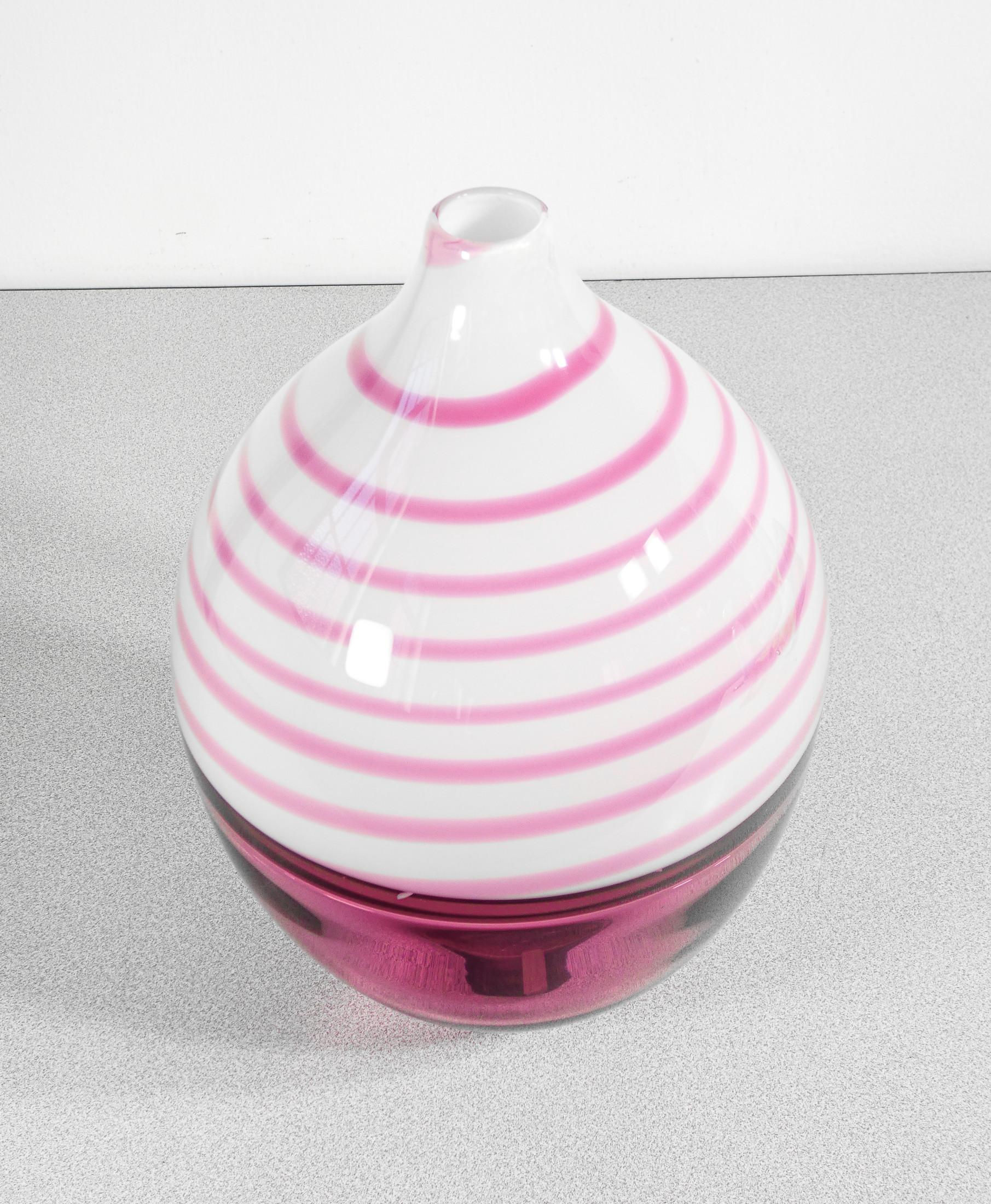 Late 20th Century Vase en verre soufflé design Paolo CREPAX. Version rose grand format. 1990s en vente