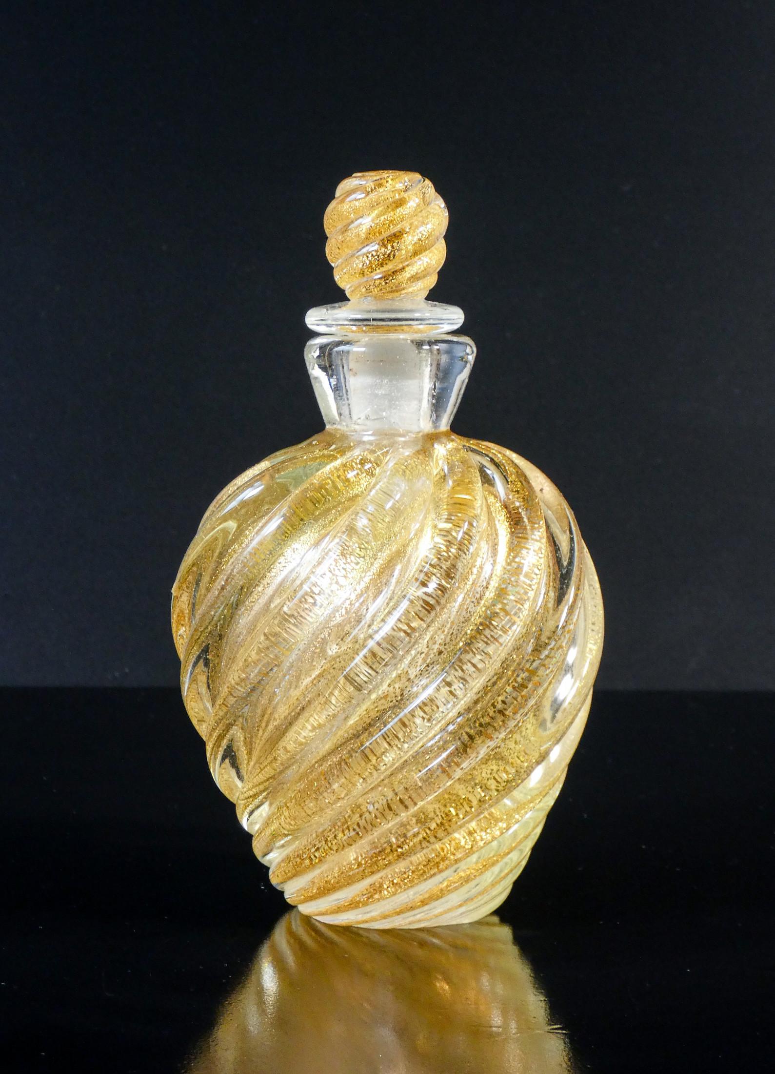 Jarrón de vidrio soplado
de Murano con escamas de oro,
diseño Ercole BAROVIER.

ORIGEN
Italia

PERÍODO
1950s

AUTOR
Hércules BAROVIER

MATERIALES
Vidrio soplado y escamas de oro

DIMENSIONES
Altura 18 cm
Ø 10 cm

CONDICIONES
El jarrón está en