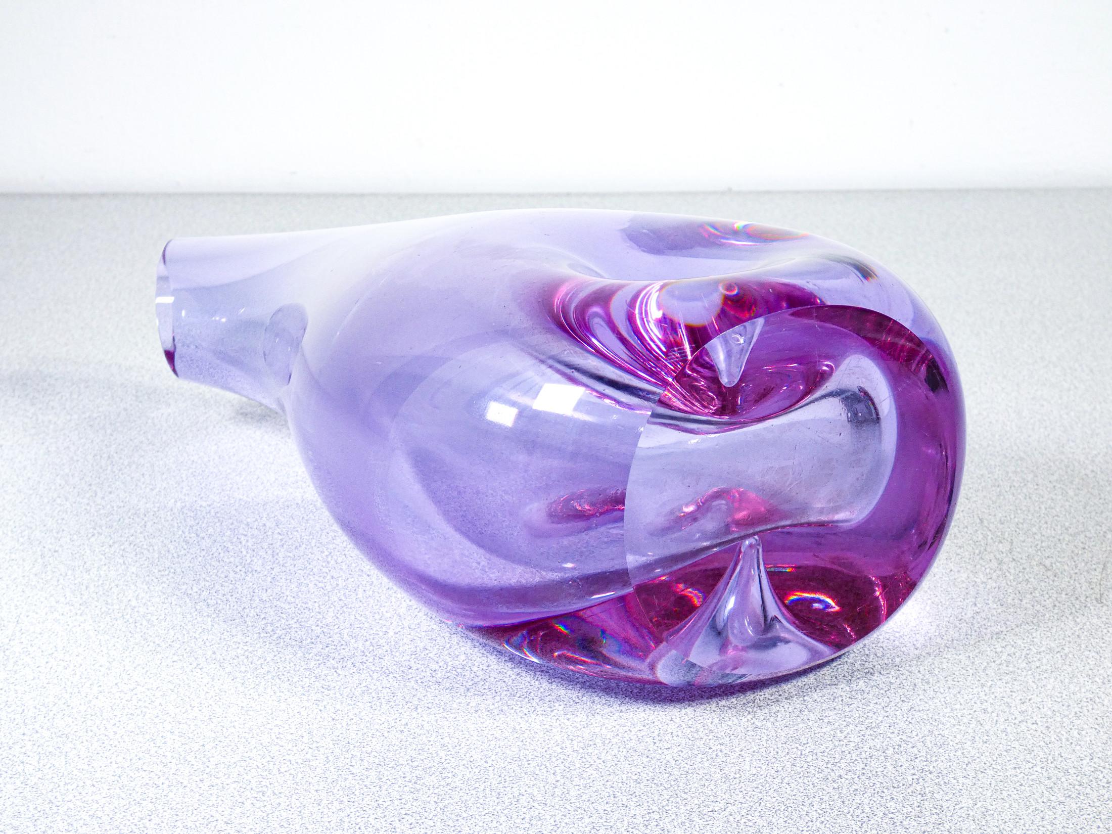 Vase en verre soufflé SEVRES, couleur irisée. France, années 1980 en vente 4