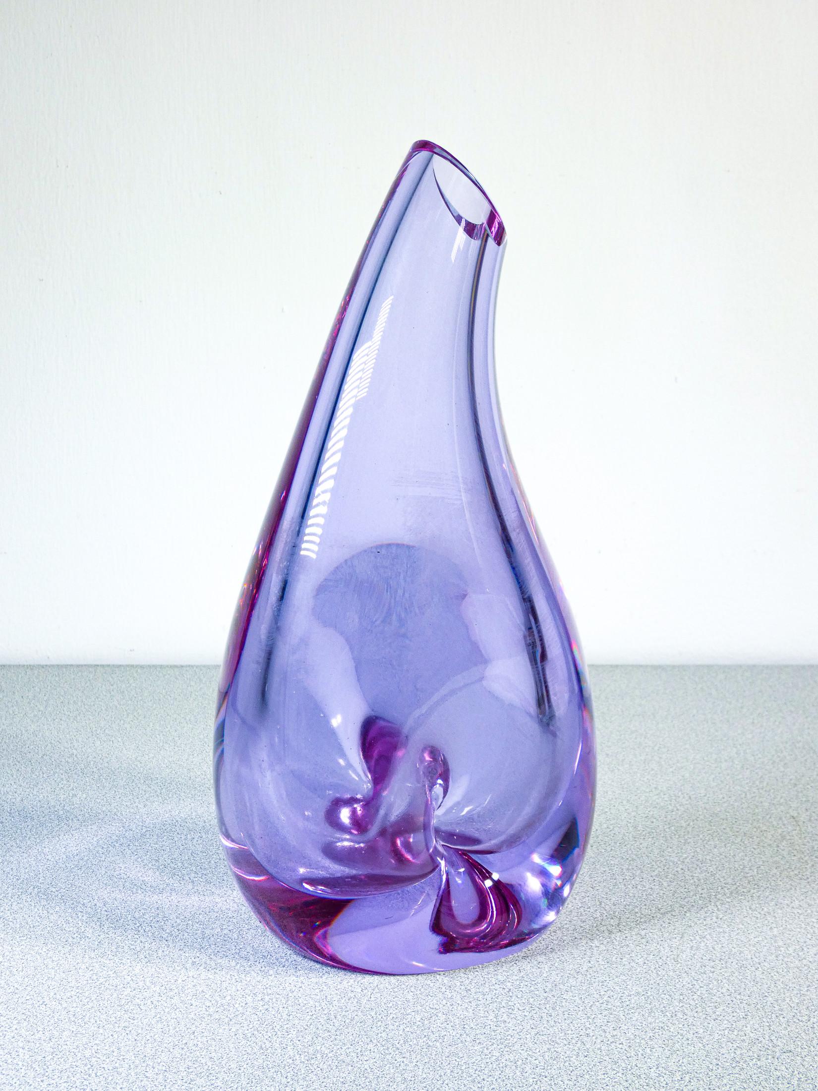 Late 20th Century Vase en verre soufflé SEVRES, couleur irisée. France, années 1980 en vente