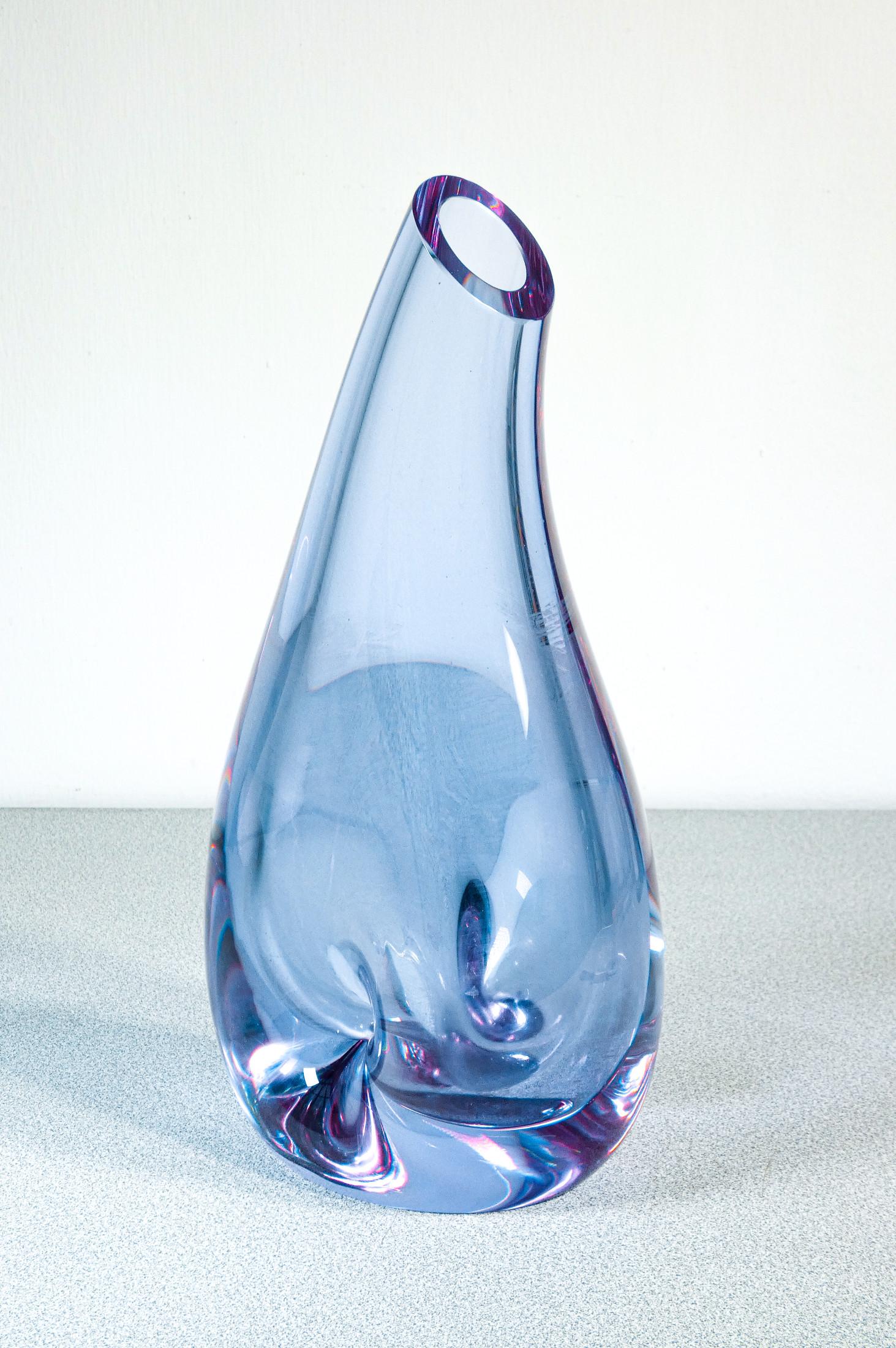 Verre Vase en verre soufflé SEVRES, couleur irisée. France, années 1980 en vente