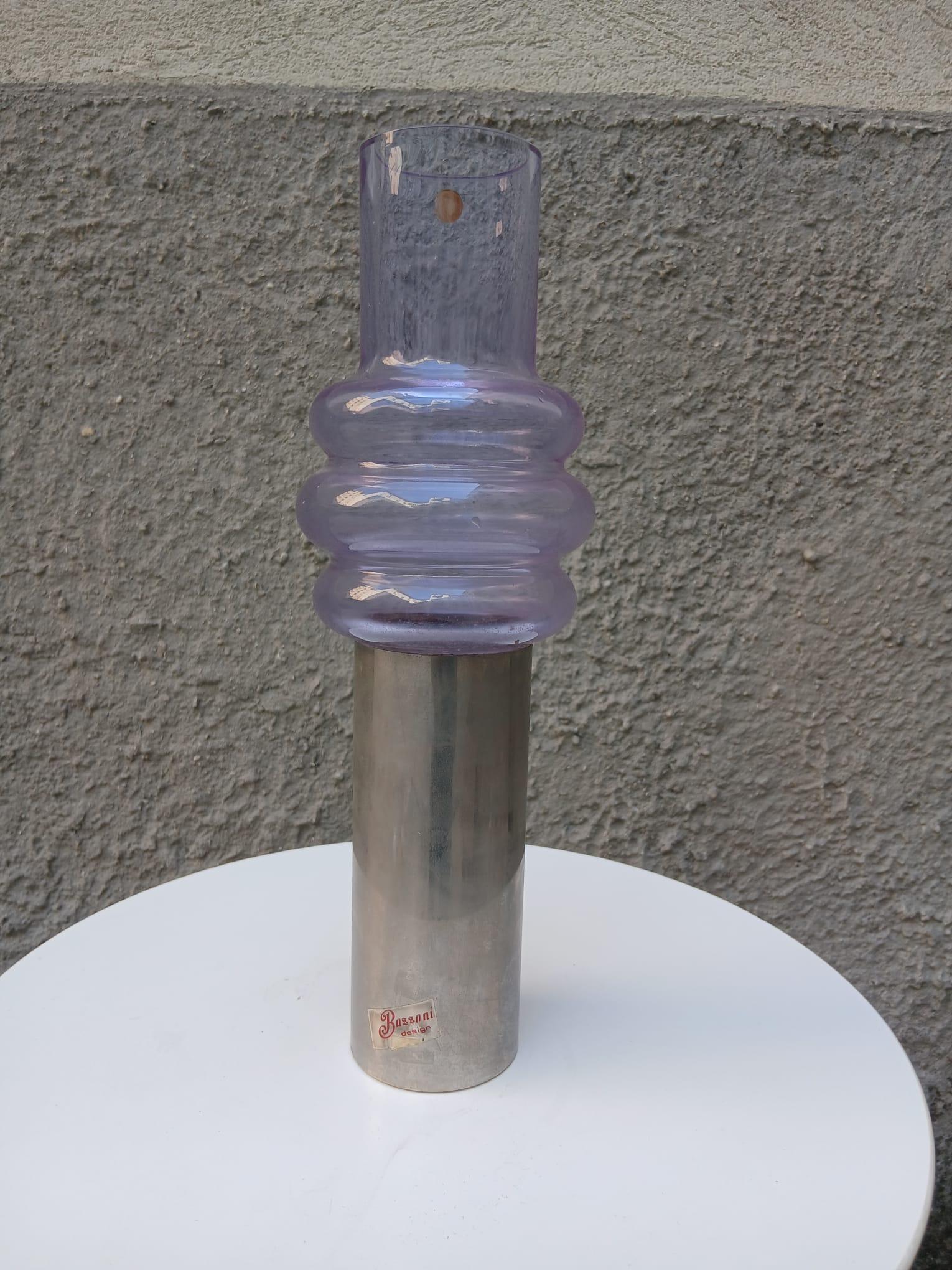 Tags: #VaseKristall #BuzzoniDesign #geblasenesGlasVase #DeutschesDesign #VintageDekor #MidCenturyVase #SpaceAgeVase #ViolettesGlas #SilberneBasis #VintageGlas #EuropäischesDesign

Elegante dekorative Vase aus mundgeblasenem violettem Glas mit