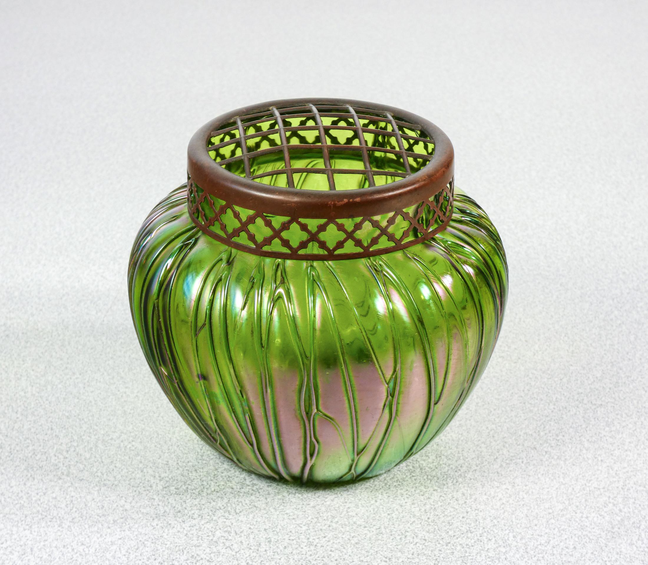 Vase en verre
irisé soufflé
avec couronne métallique,
PALLME-KÖNIG.

ORIGINE
Autriche

PÉRIODE
10 ans

MARQUE
PALLME-KÖNIG

MATÉRIAUX
Verre soufflé irisé, métal

DIMENSIONS
Hauteur : 11 cm
Ø 12 cm

CONDITIONS
Le vase est en excellent état, comme le