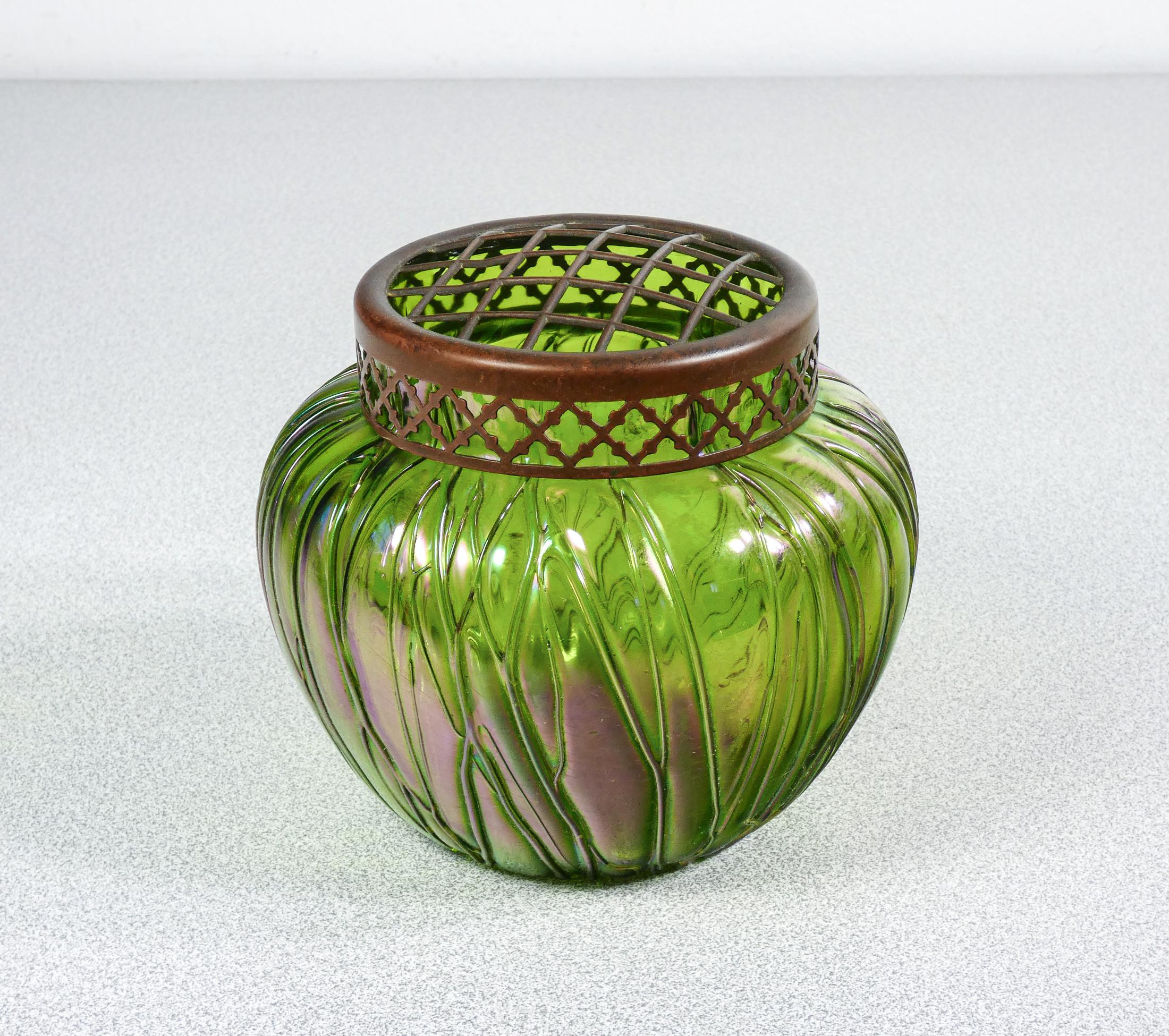 Austrian Vase en verre soufflé irisé avec couronne en métal, PALLME-KÖNIG. Autriche en vente