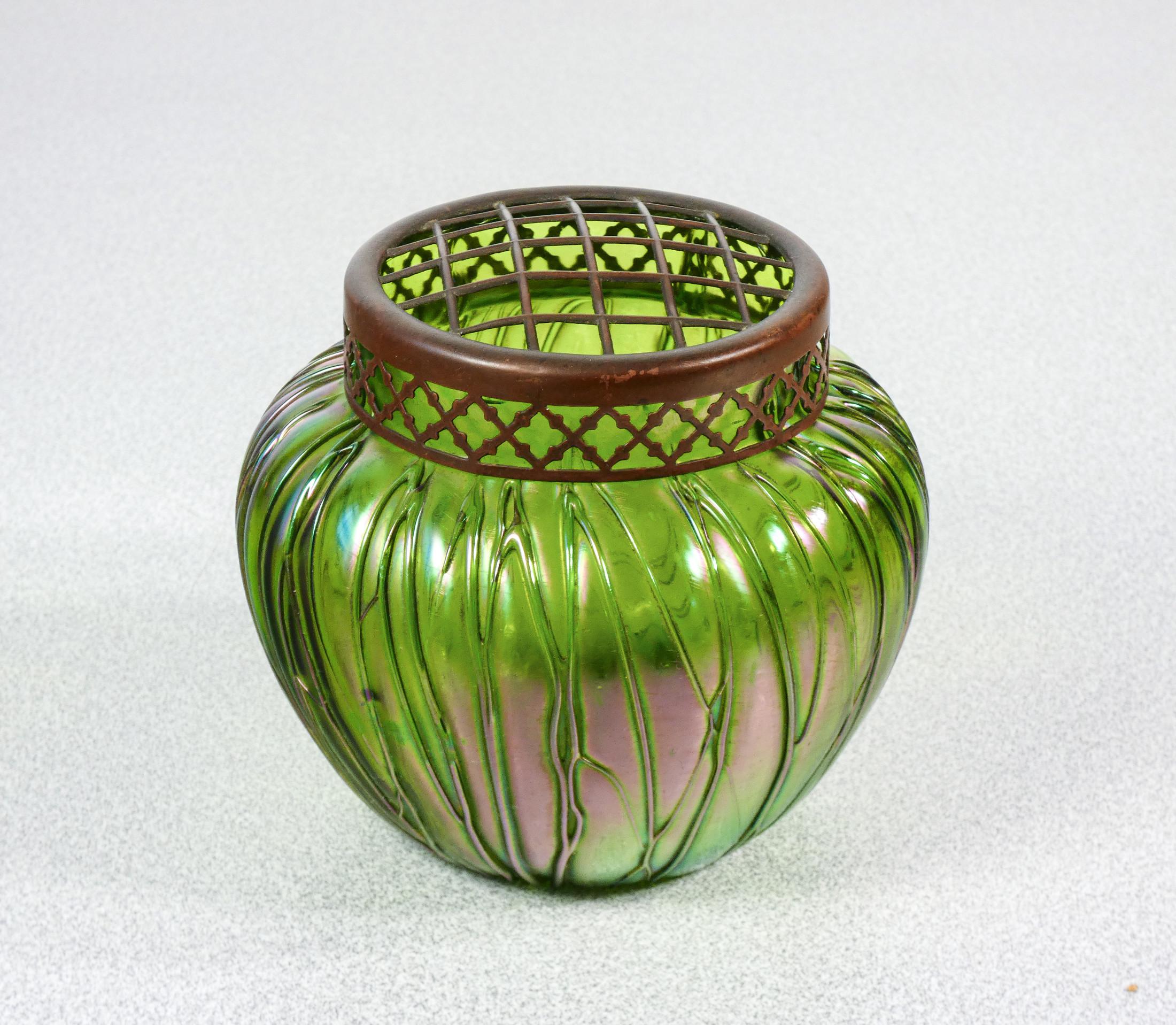 Vase en verre soufflé irisé avec couronne en métal, PALLME-KÖNIG. Autriche Bon état - En vente à Torino, IT
