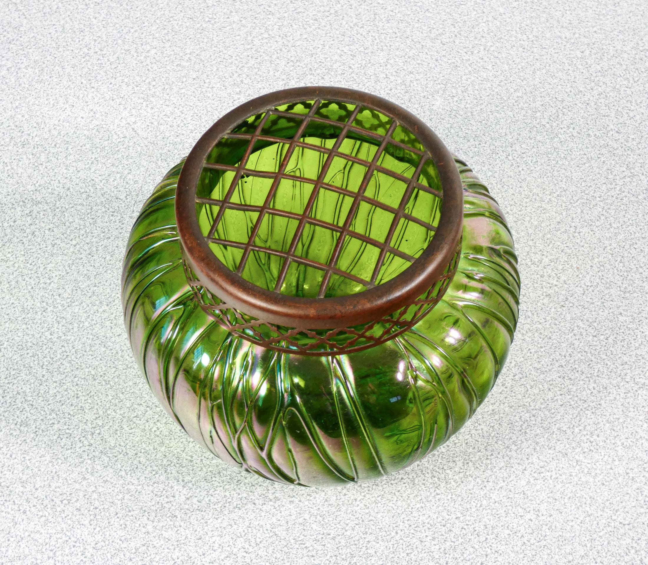 20th Century Vase en verre soufflé irisé avec couronne en métal, PALLME-KÖNIG. Autriche en vente