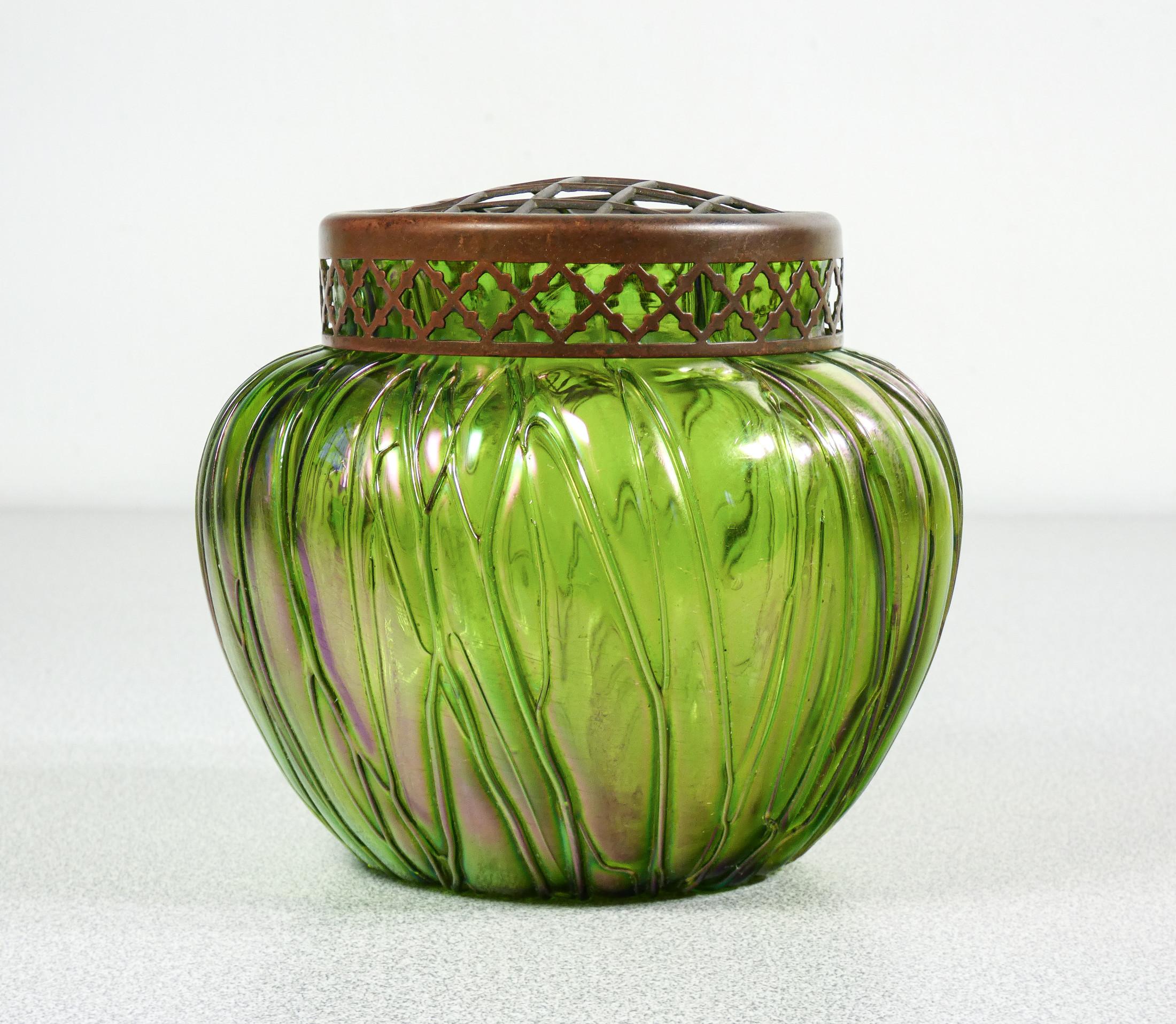 Verre Vase en verre soufflé irisé avec couronne en métal, PALLME-KÖNIG. Autriche en vente