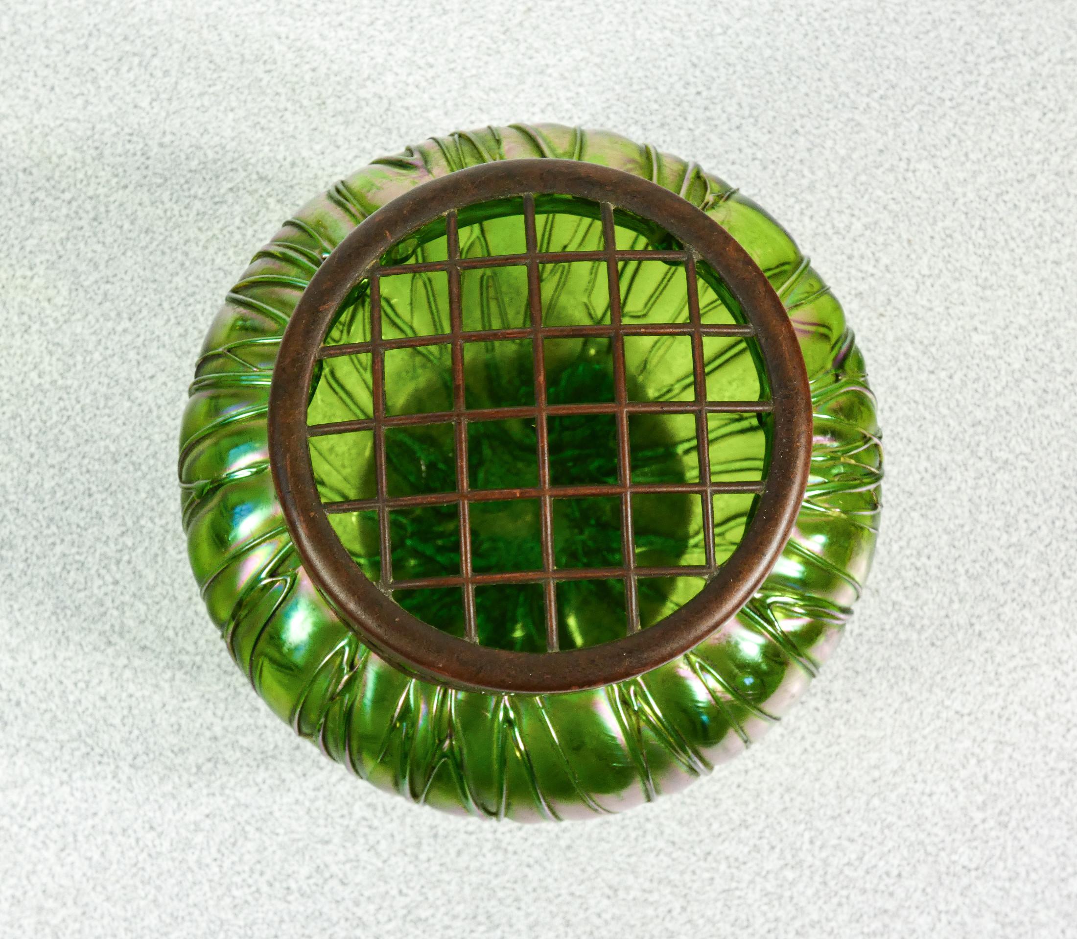 Vase en verre soufflé irisé avec couronne en métal, PALLME-KÖNIG. Autriche en vente 1