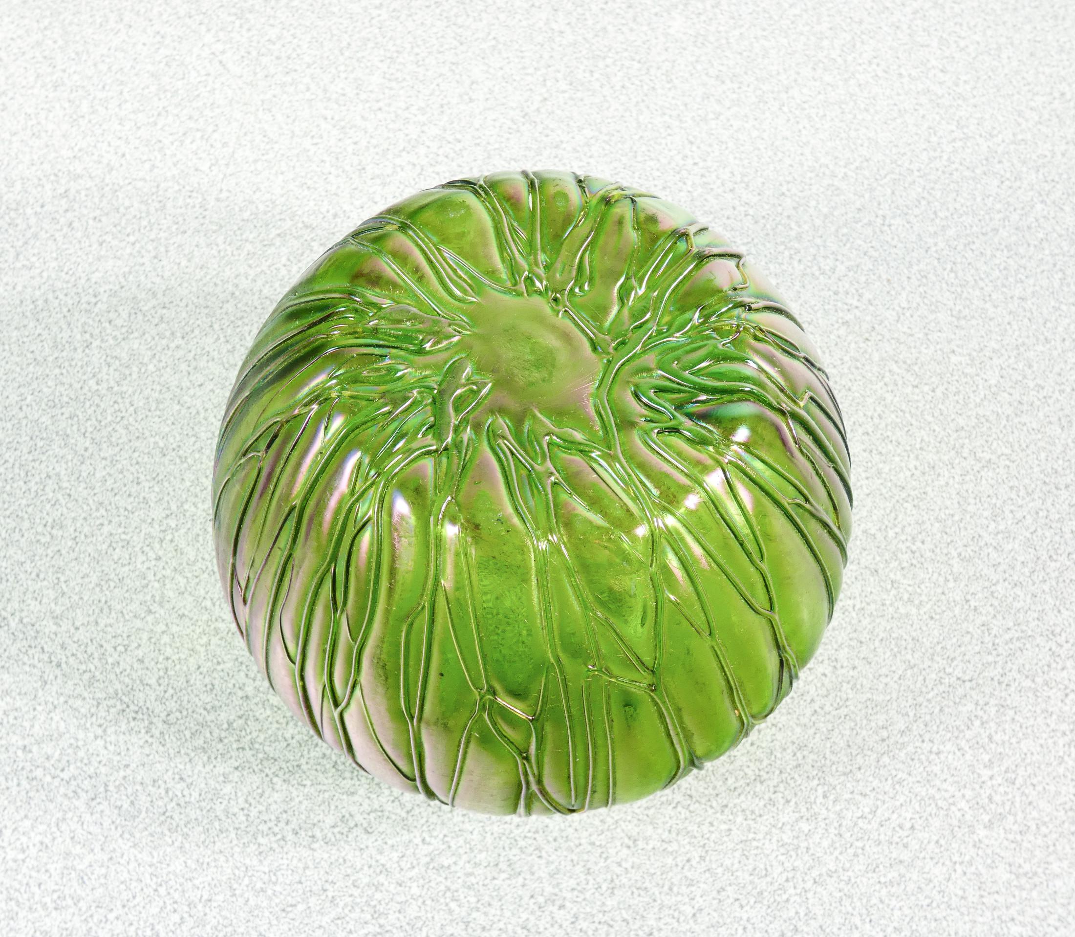 Vase en verre soufflé irisé avec couronne en métal, PALLME-KÖNIG. Autriche en vente 3