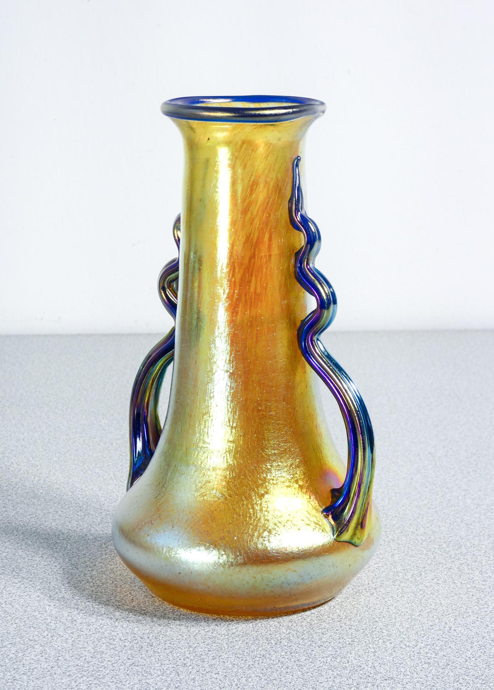 LOETZ Austria iridescent blown glass vase, signed on bottom. 1900s In Good Condition For Sale In Torino, IT