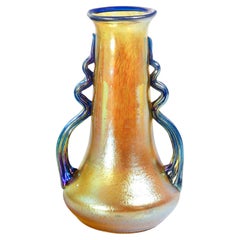Vase aus mundgeblasenem, irisierendem Glas von LOETZ Austria, auf dem Boden signiert. 1900s