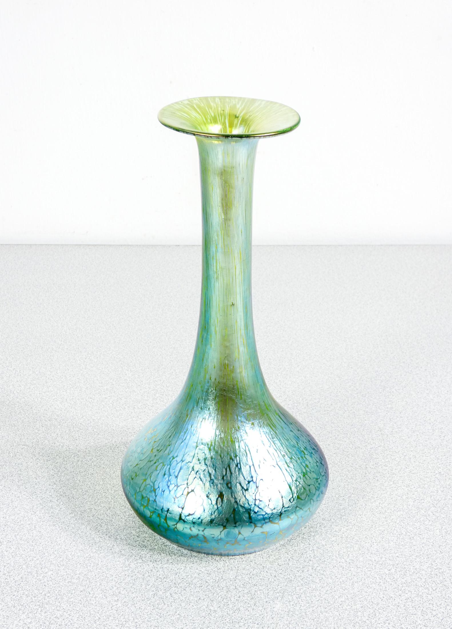 Austrian Vaso in vetro soffiato iridescente LOETZ Austria Papillon crete. Austria, 1900s in vendita
