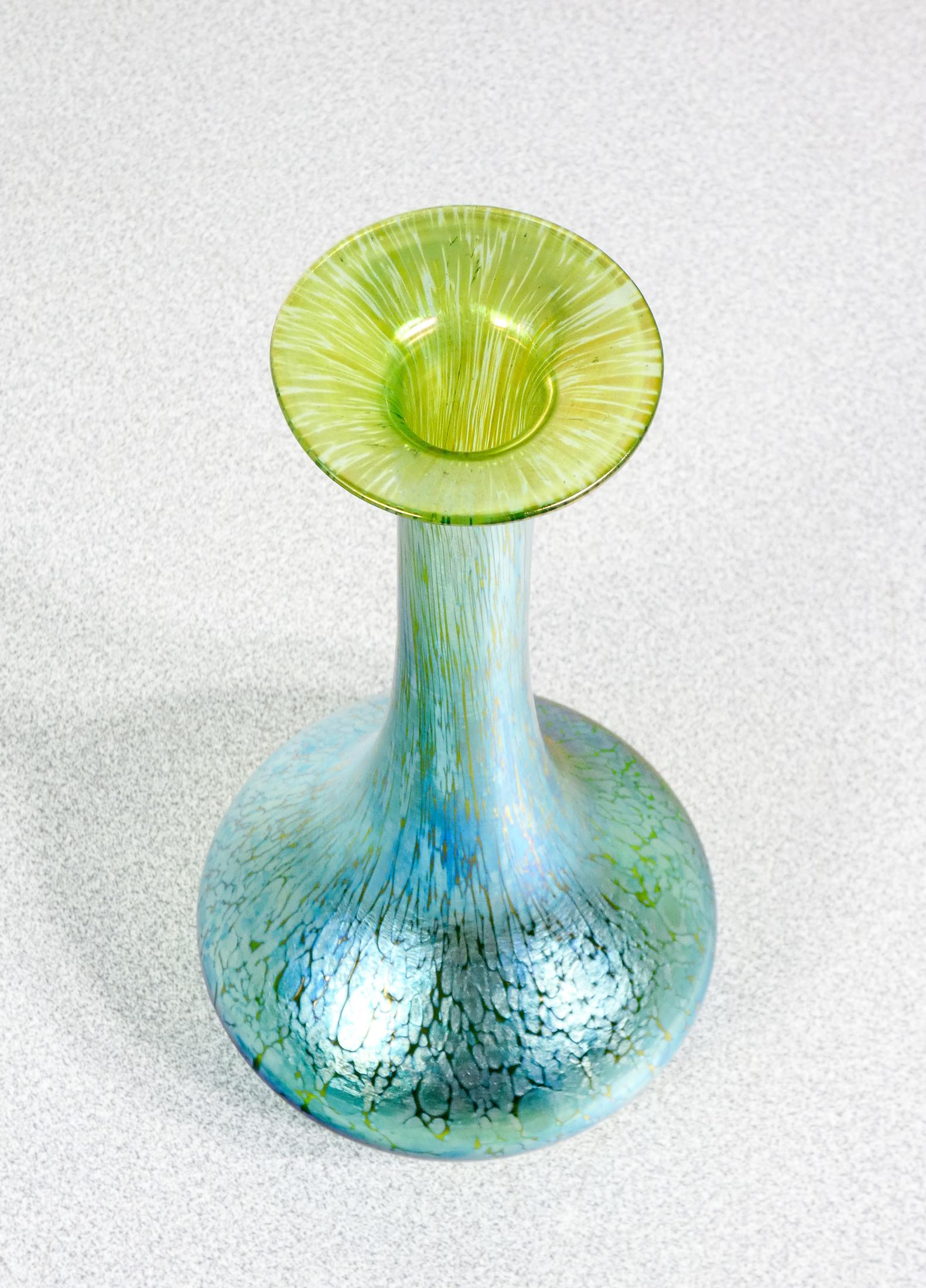 20th Century Vaso in vetro soffiato iridescente LOETZ Austria Papillon crete. Austria, 1900s in vendita